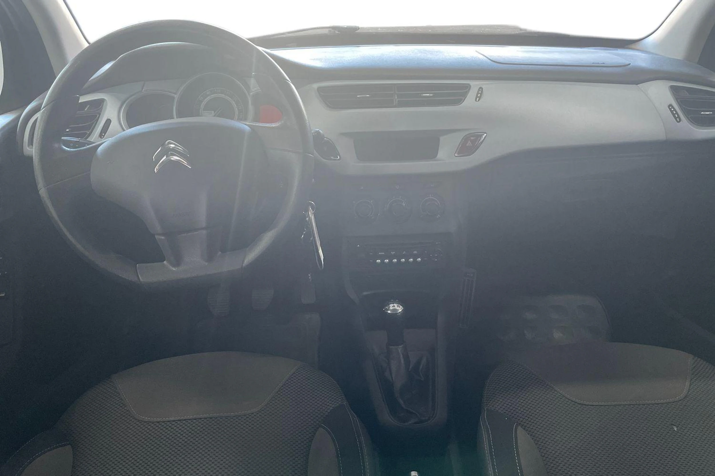 Punainen Citroën C3 2015 kuva 9.