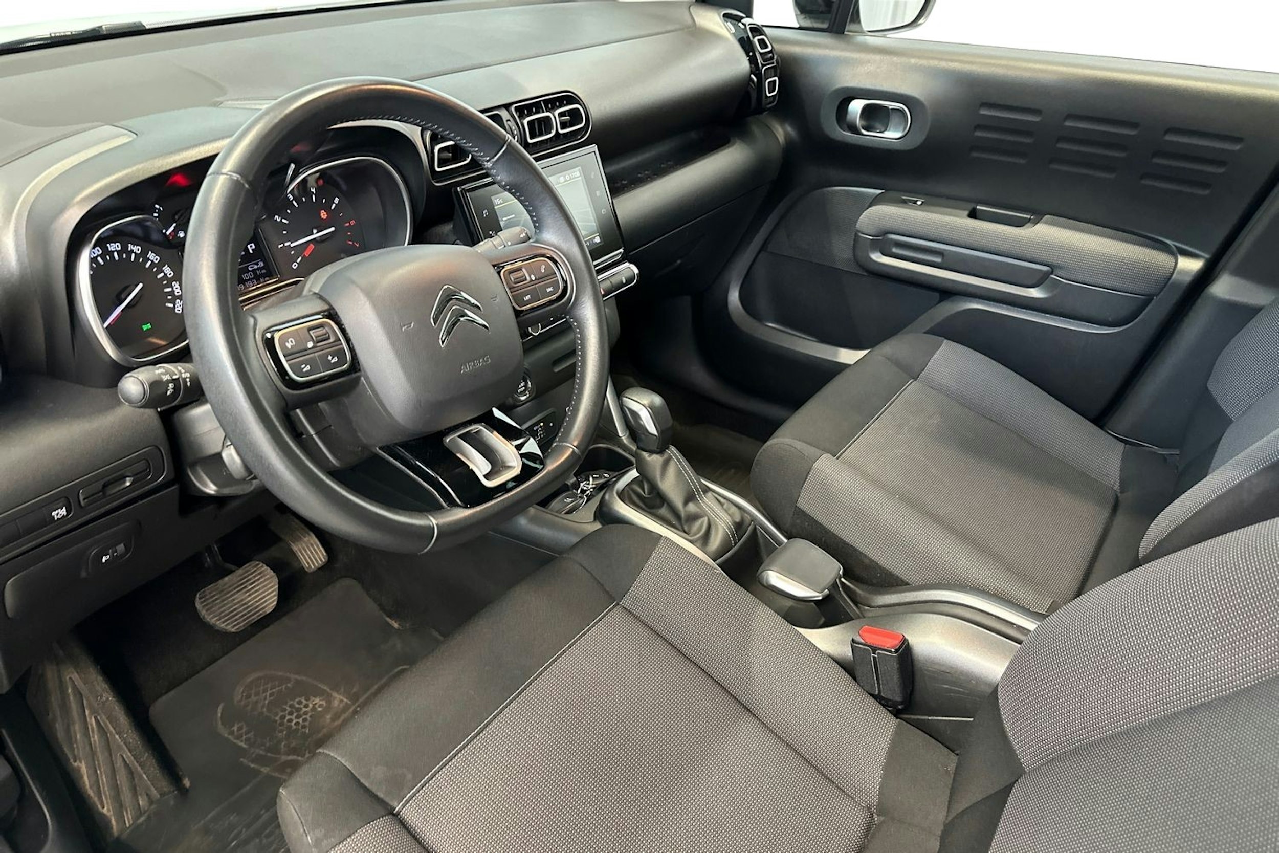 Valkoinen Citroën C3 Aircross 2019 kuva 7.