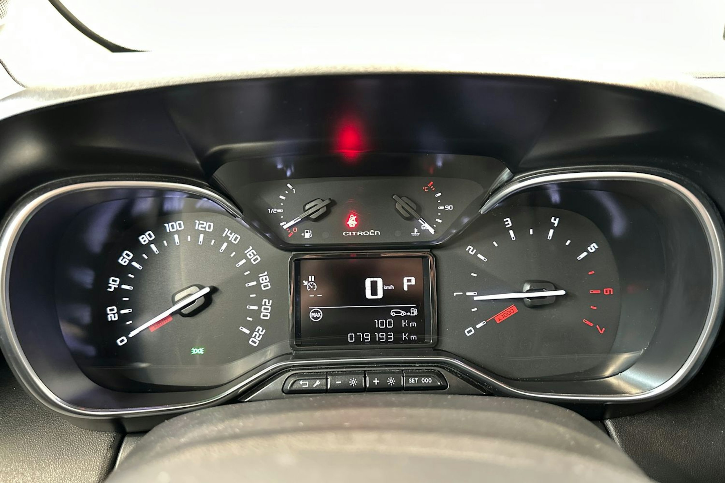 Valkoinen Citroën C3 Aircross 2019 kuva 15.