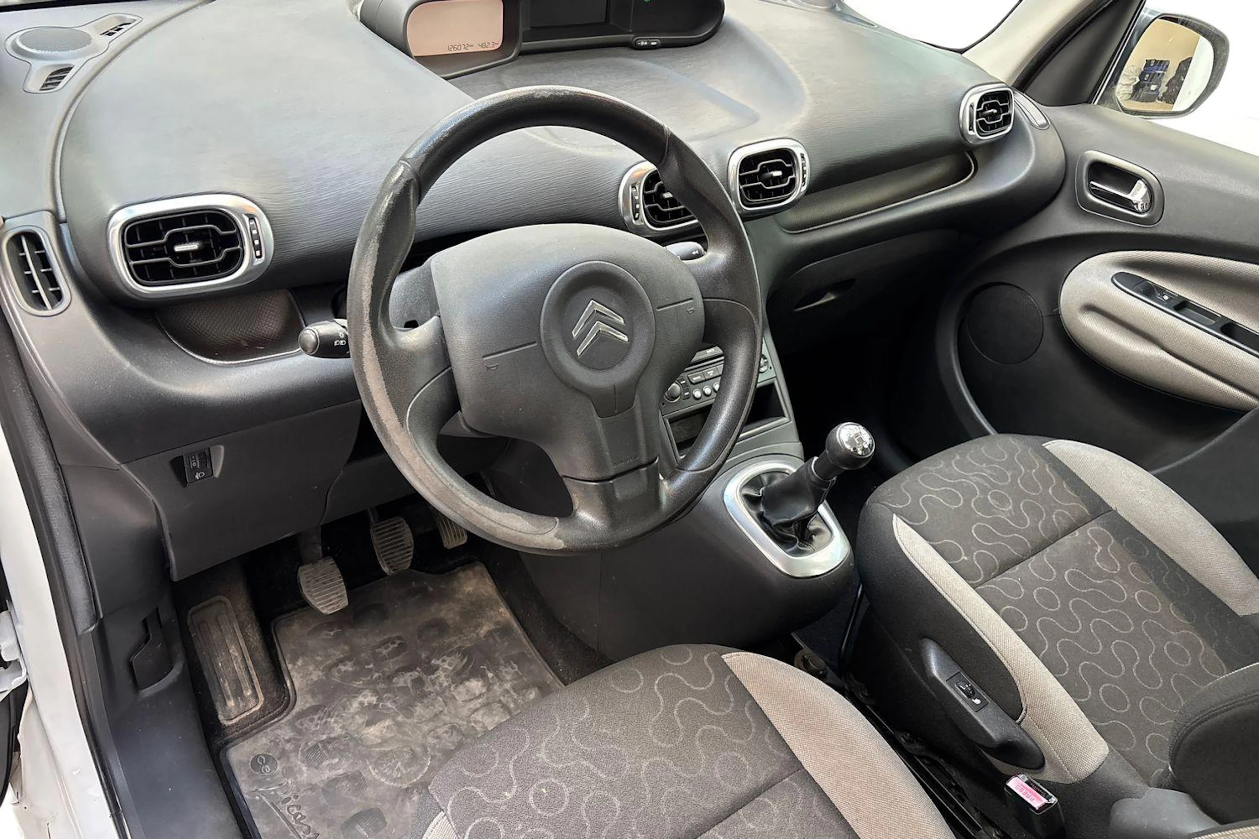 Valkoinen Citroën C3 Picasso 2009 kuva 8.