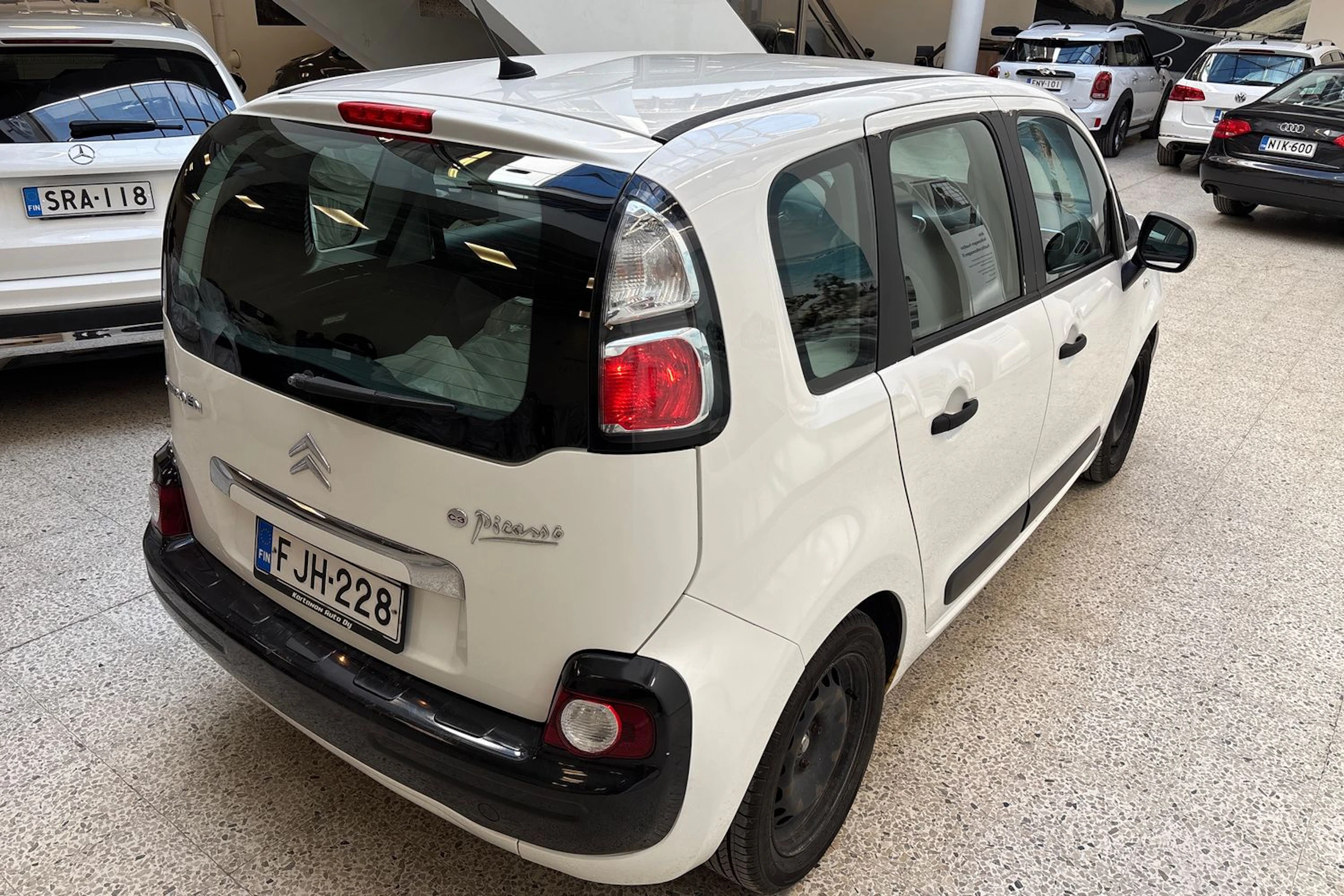 Valkoinen Citroën C3 Picasso 2009 kuva 16.