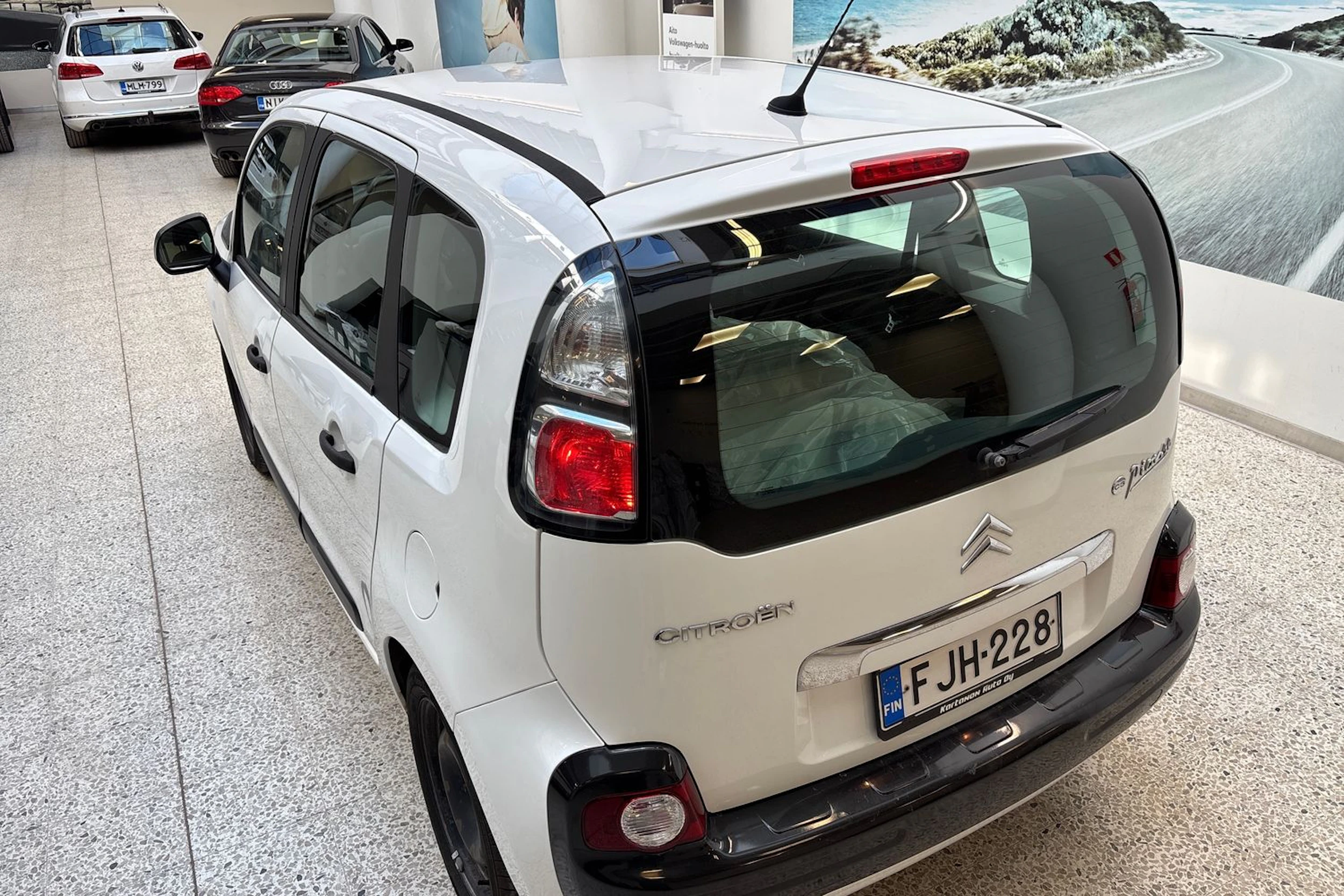 Valkoinen Citroën C3 Picasso 2009 kuva 20.