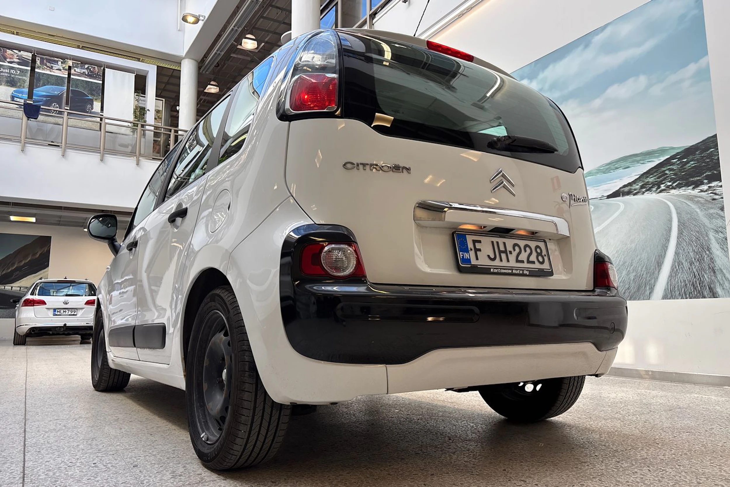 Valkoinen Citroën C3 Picasso 2009 kuva 21.