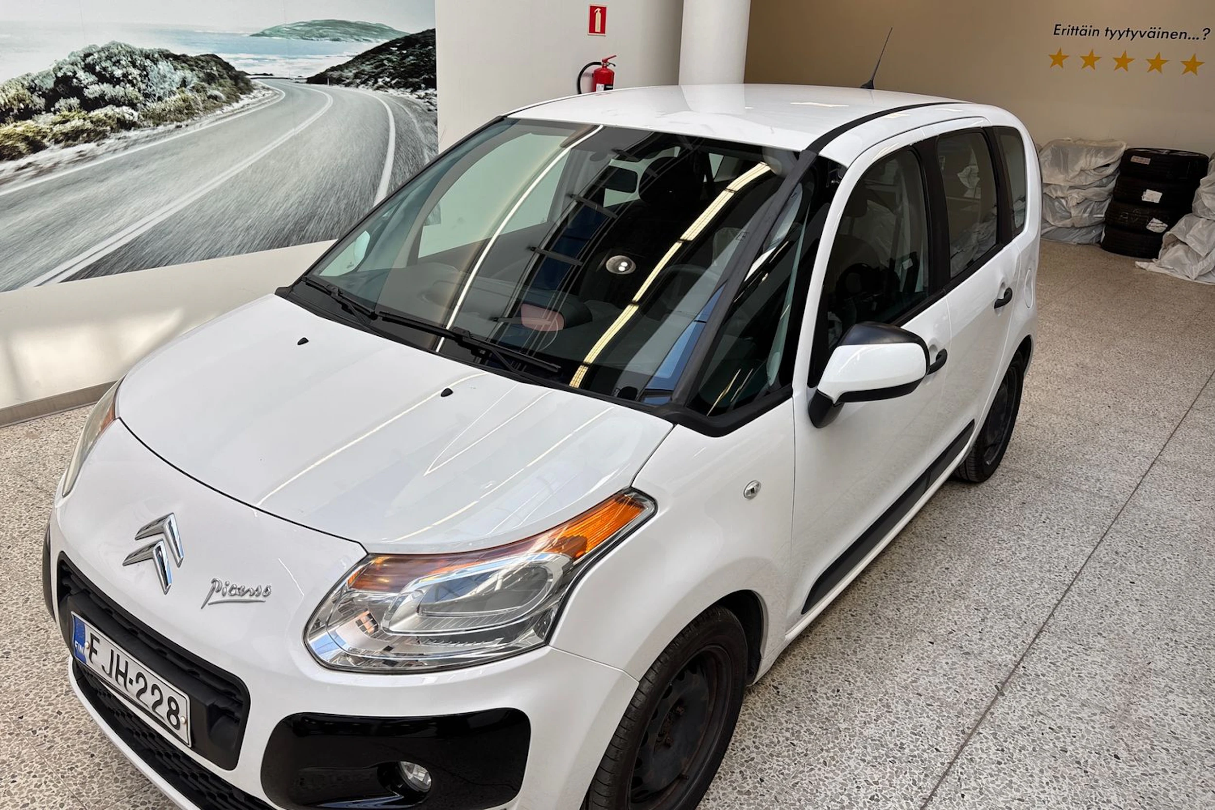 Valkoinen Citroën C3 Picasso 2009 kuva 22.