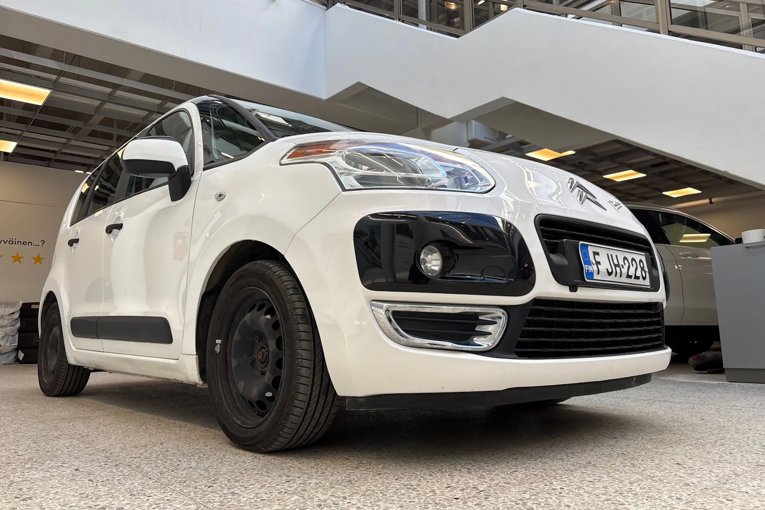 Valkoinen Citroën C3 Picasso 2009 kuva 27.