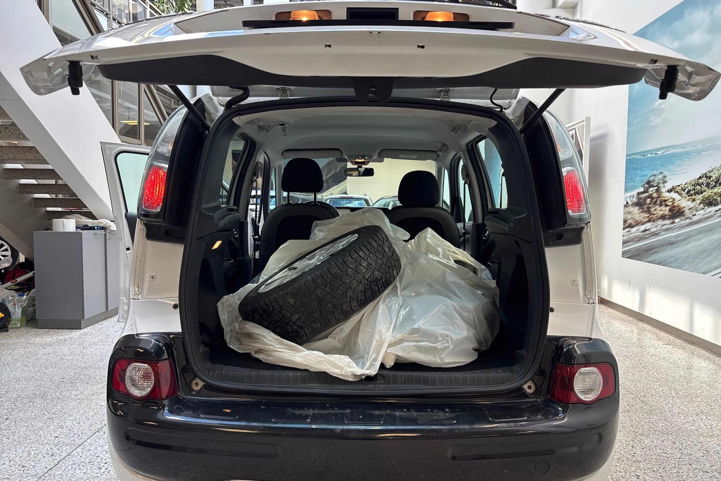 Valkoinen Citroën C3 Picasso 2009 kuva 29.