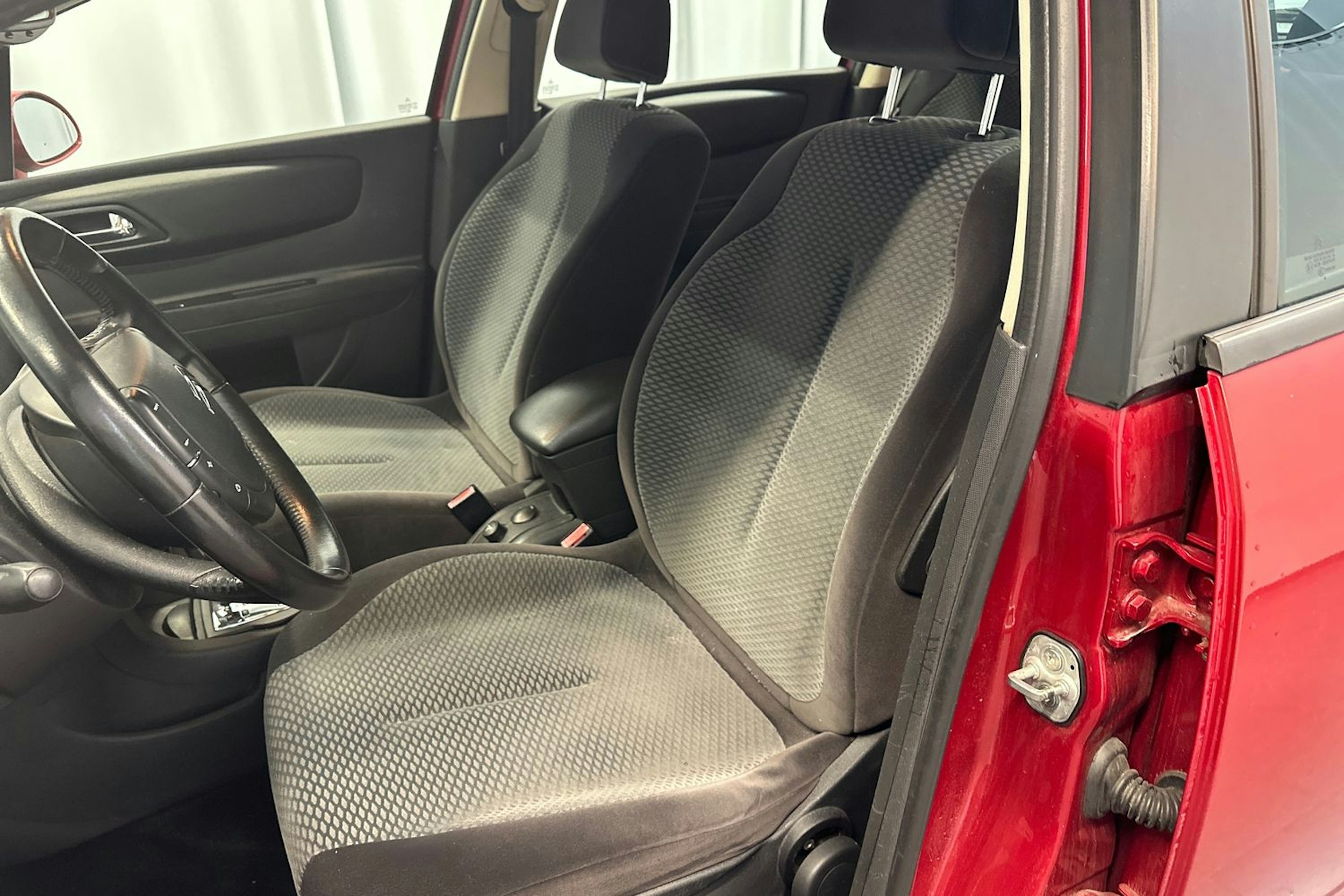 punainen Citroën C4 2007 kuva 14.