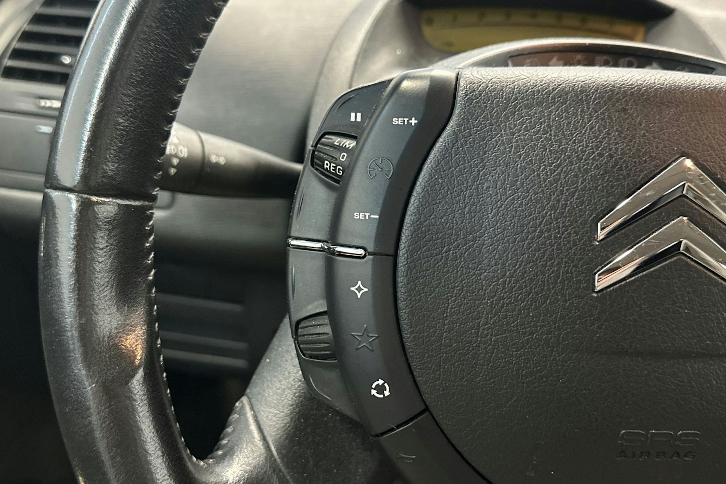 punainen Citroën C4 2007 kuva 17.