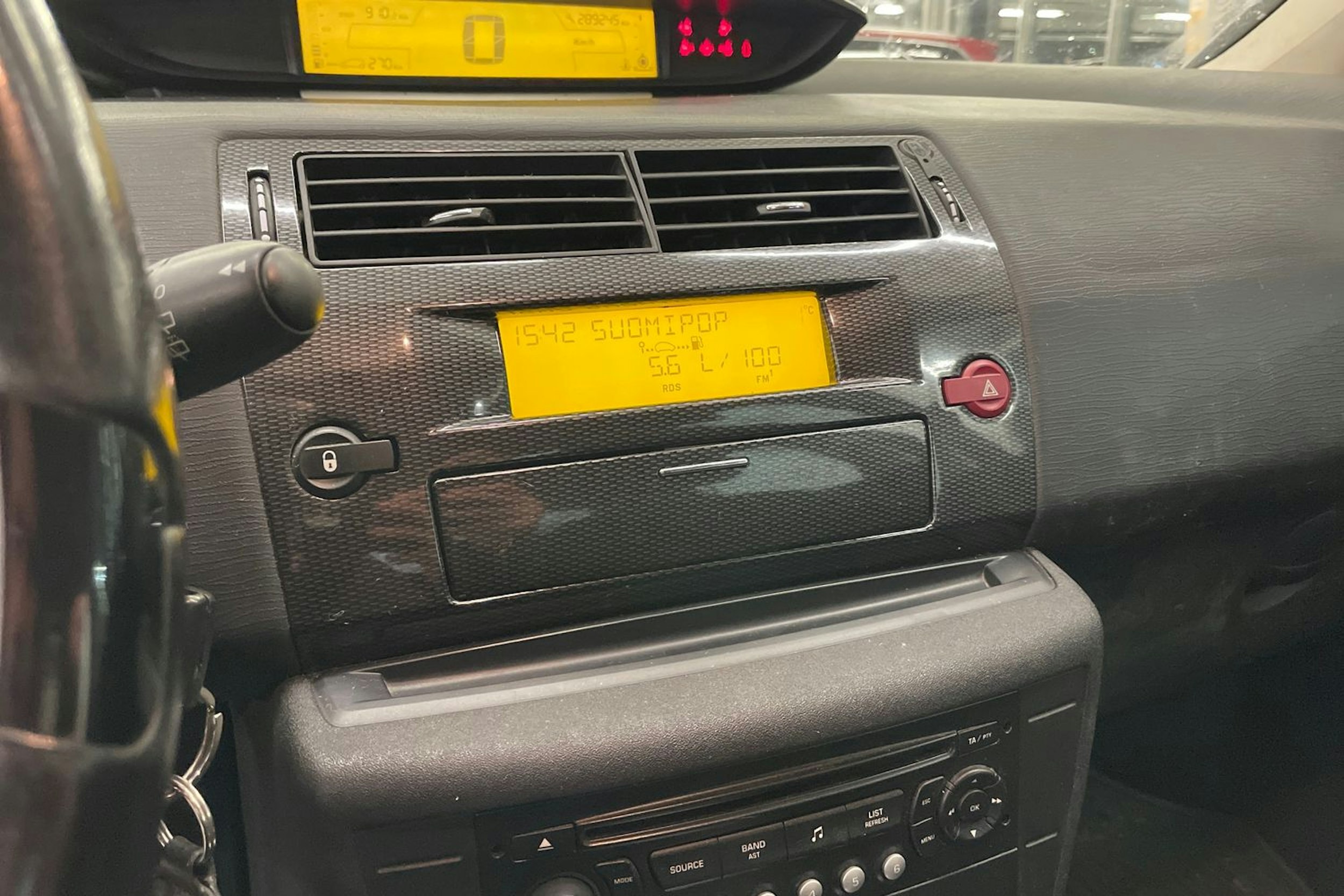 Punainen Citroën C4 2008 kuva 13.