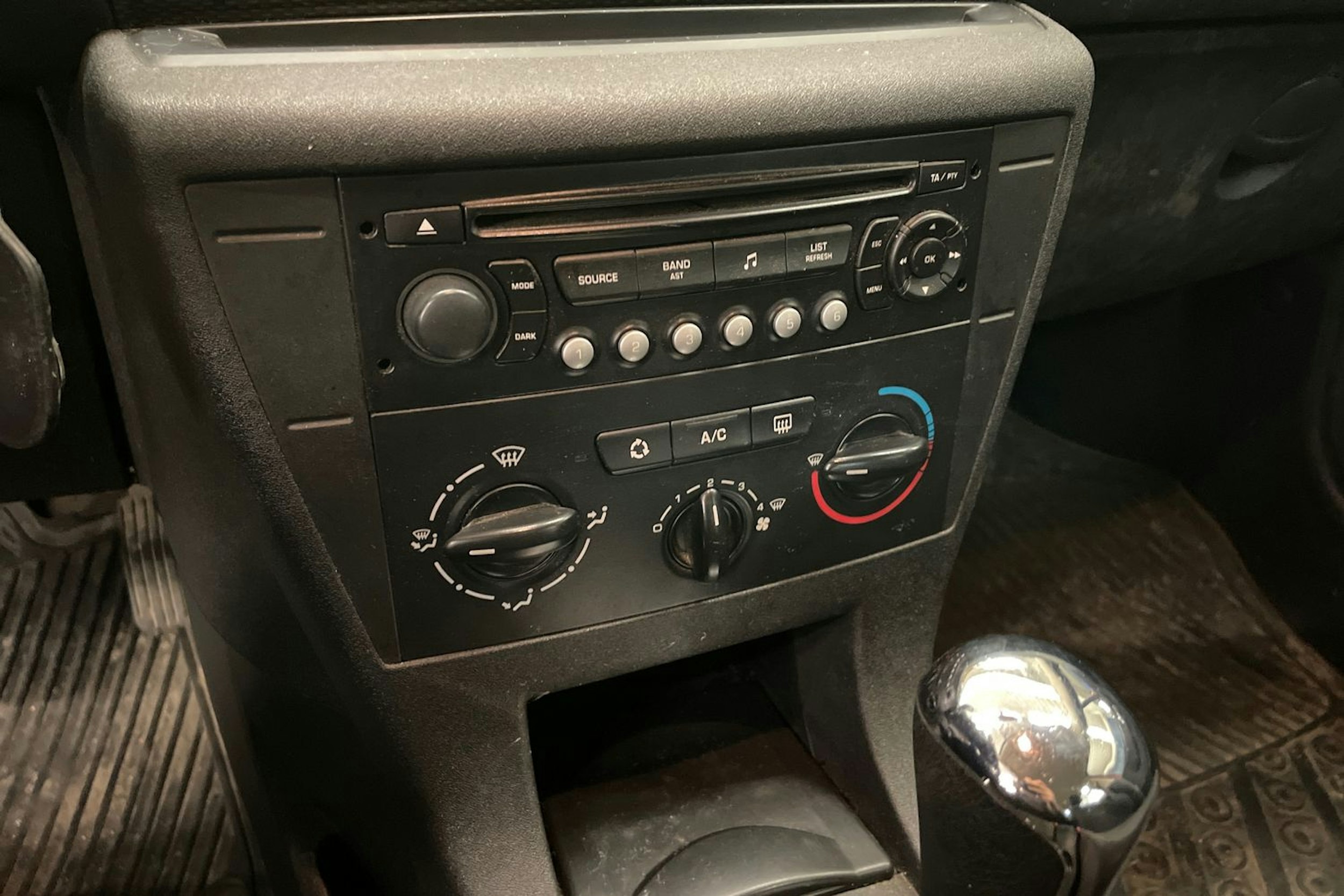 Punainen Citroën C4 2008 kuva 14.