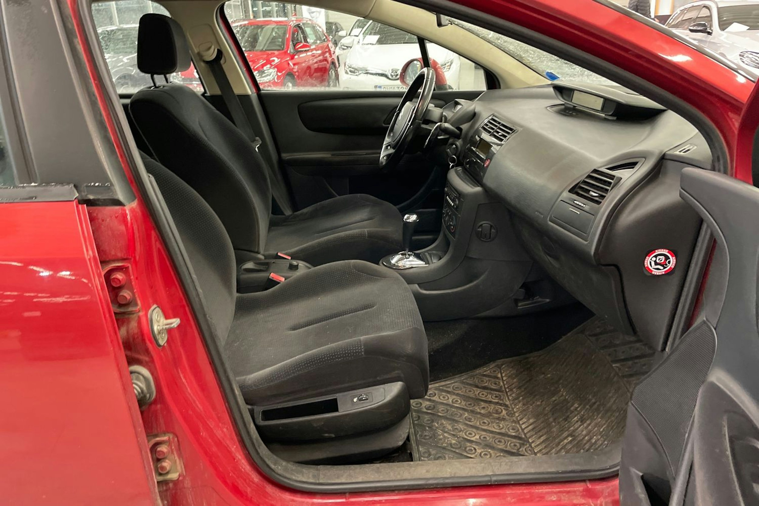 Punainen Citroën C4 2008 kuva 16.