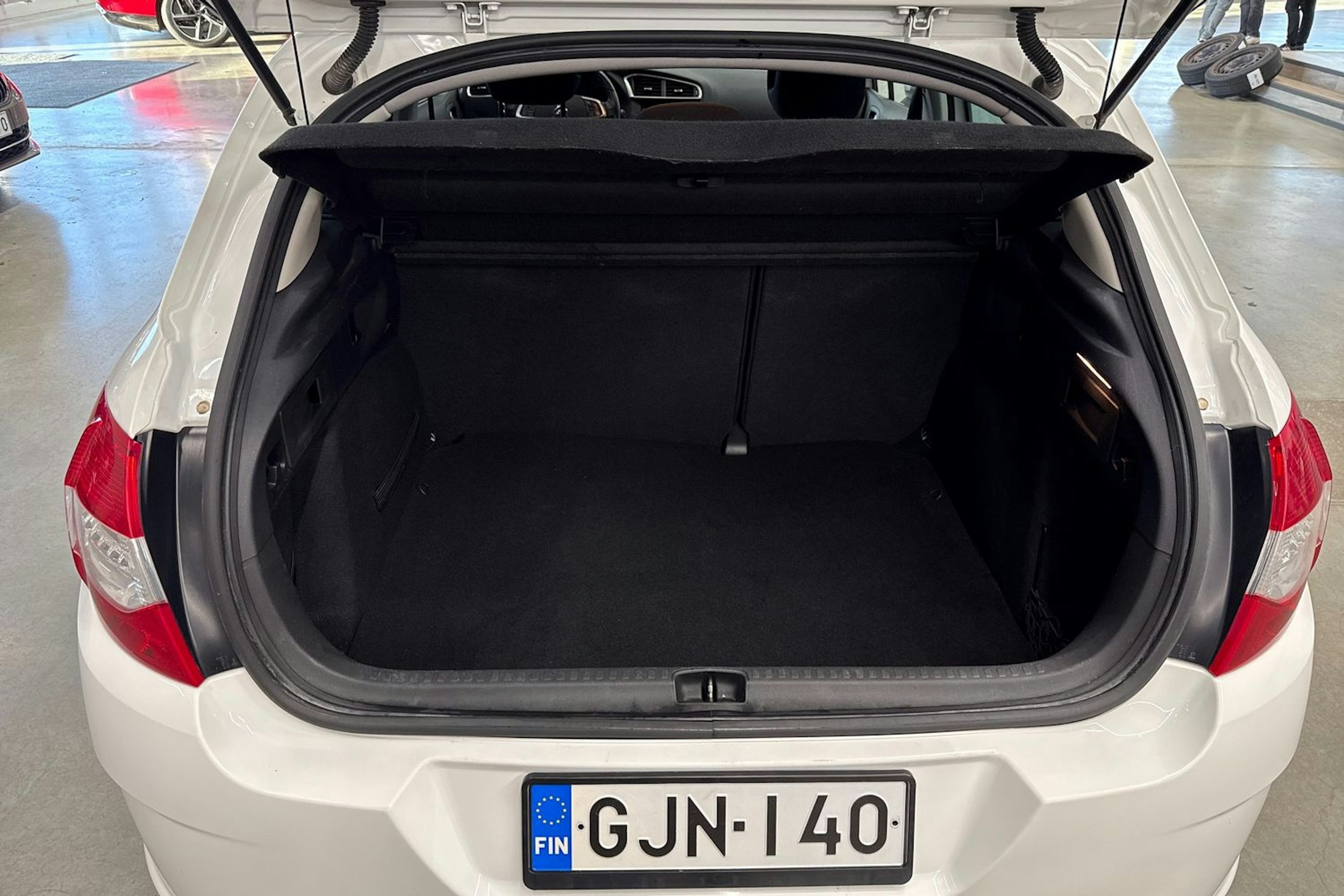 valkoinen Citroën C4 2011 kuva 14.