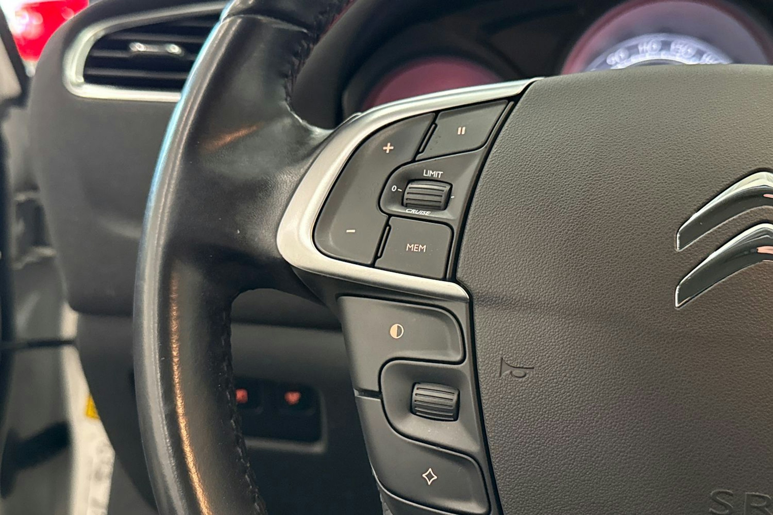 valkoinen Citroën C4 2011 kuva 18.