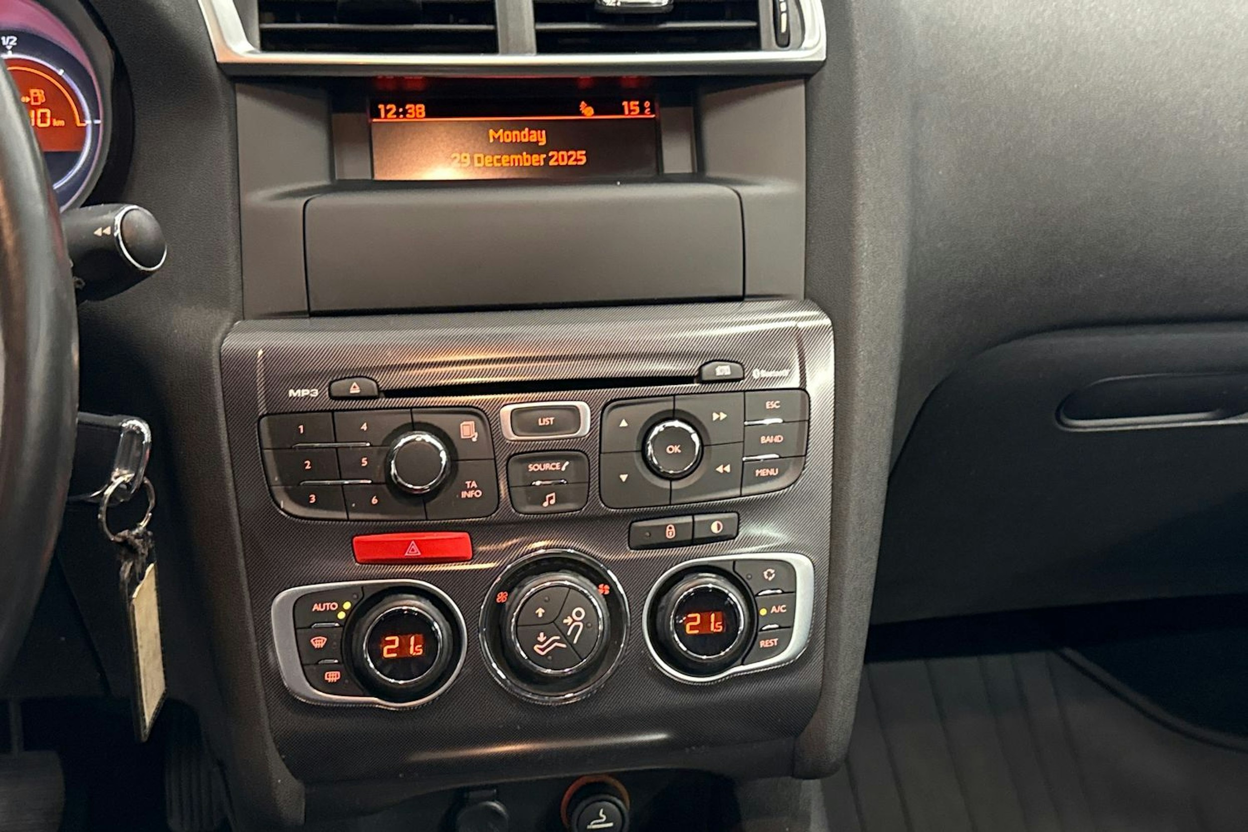 valkoinen Citroën C4 2011 kuva 20.