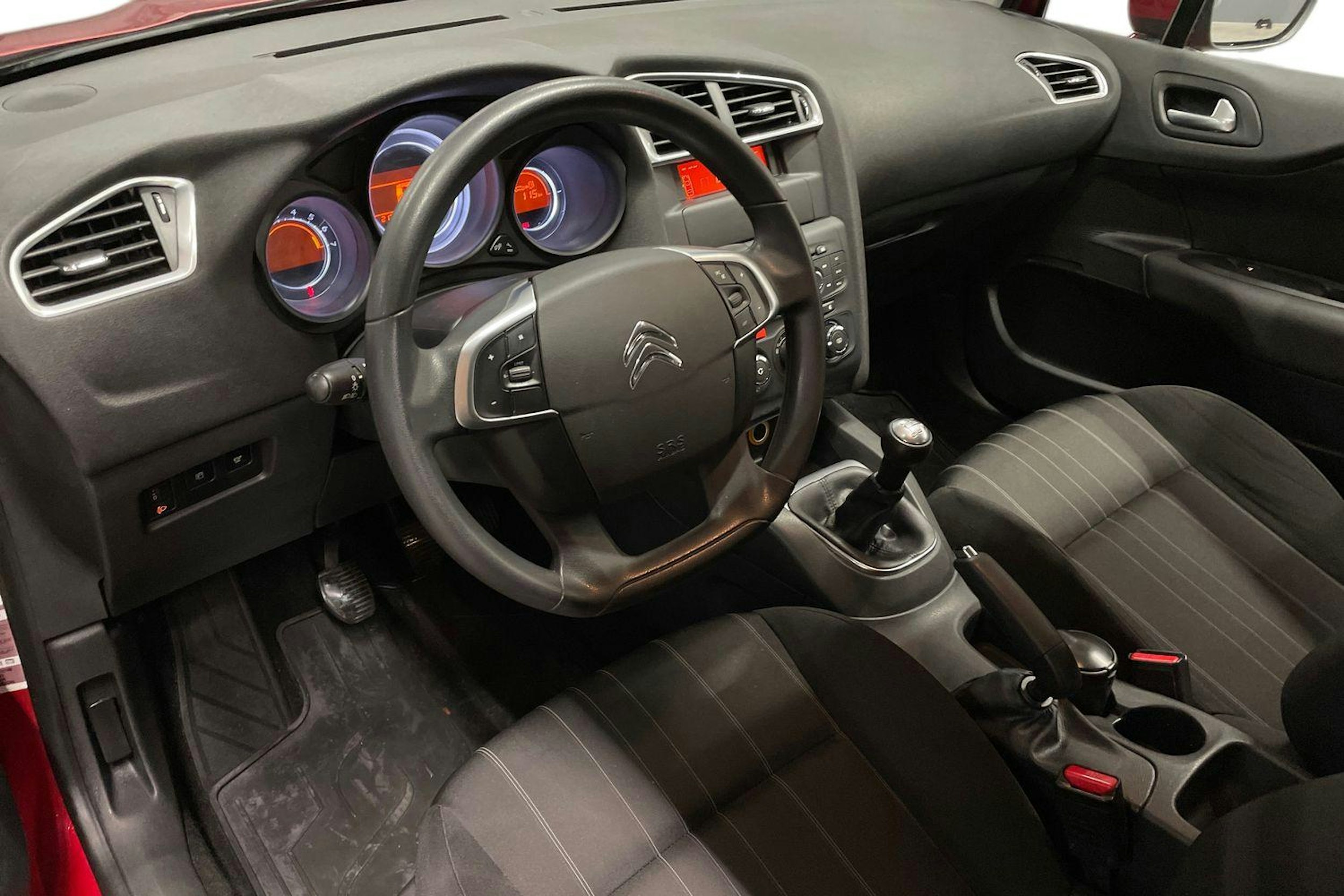 Punainen Citroën C4 2011 kuva 7.