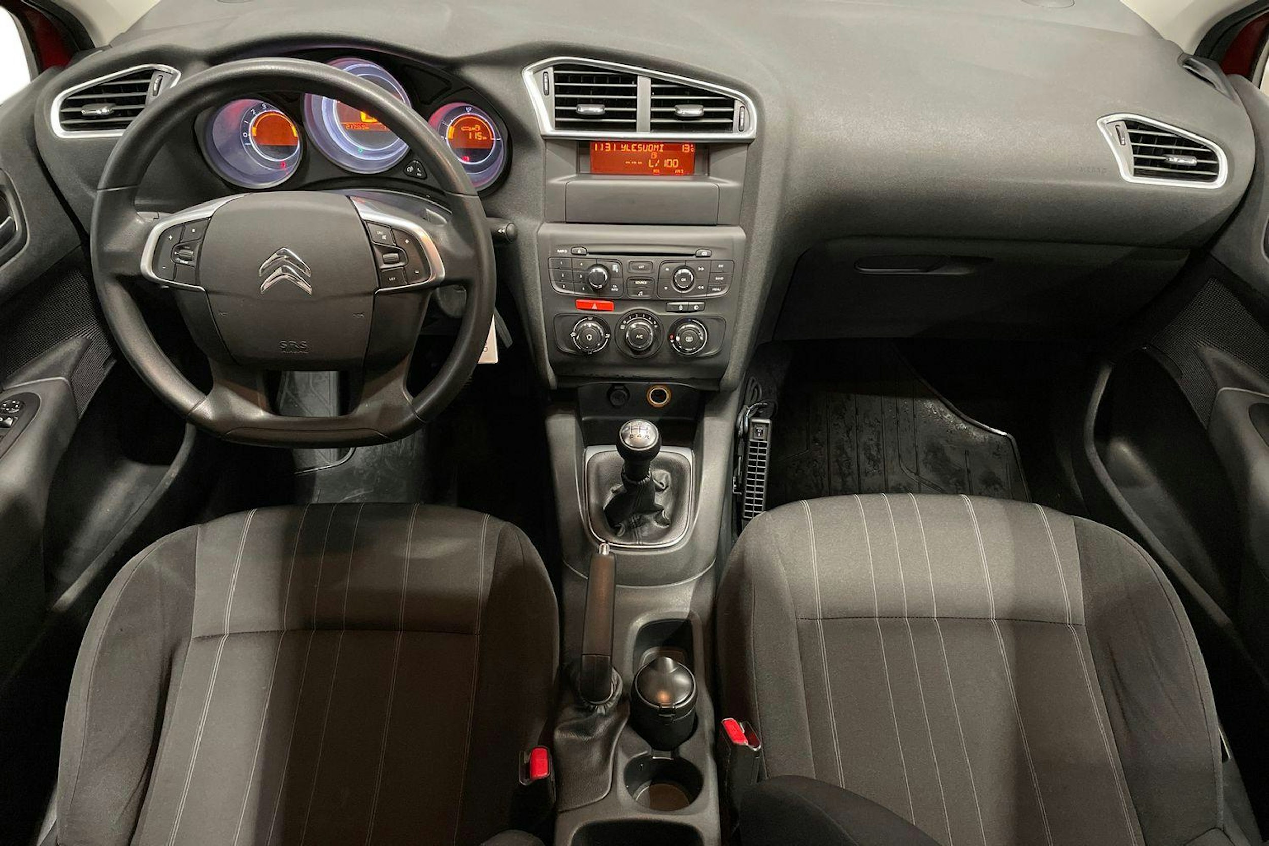 Punainen Citroën C4 2011 kuva 9.