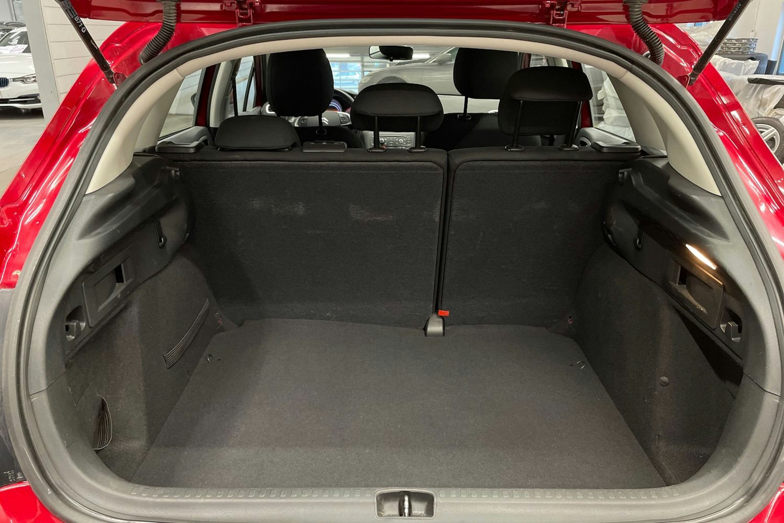 Punainen Citroën C4 2011 kuva 14.