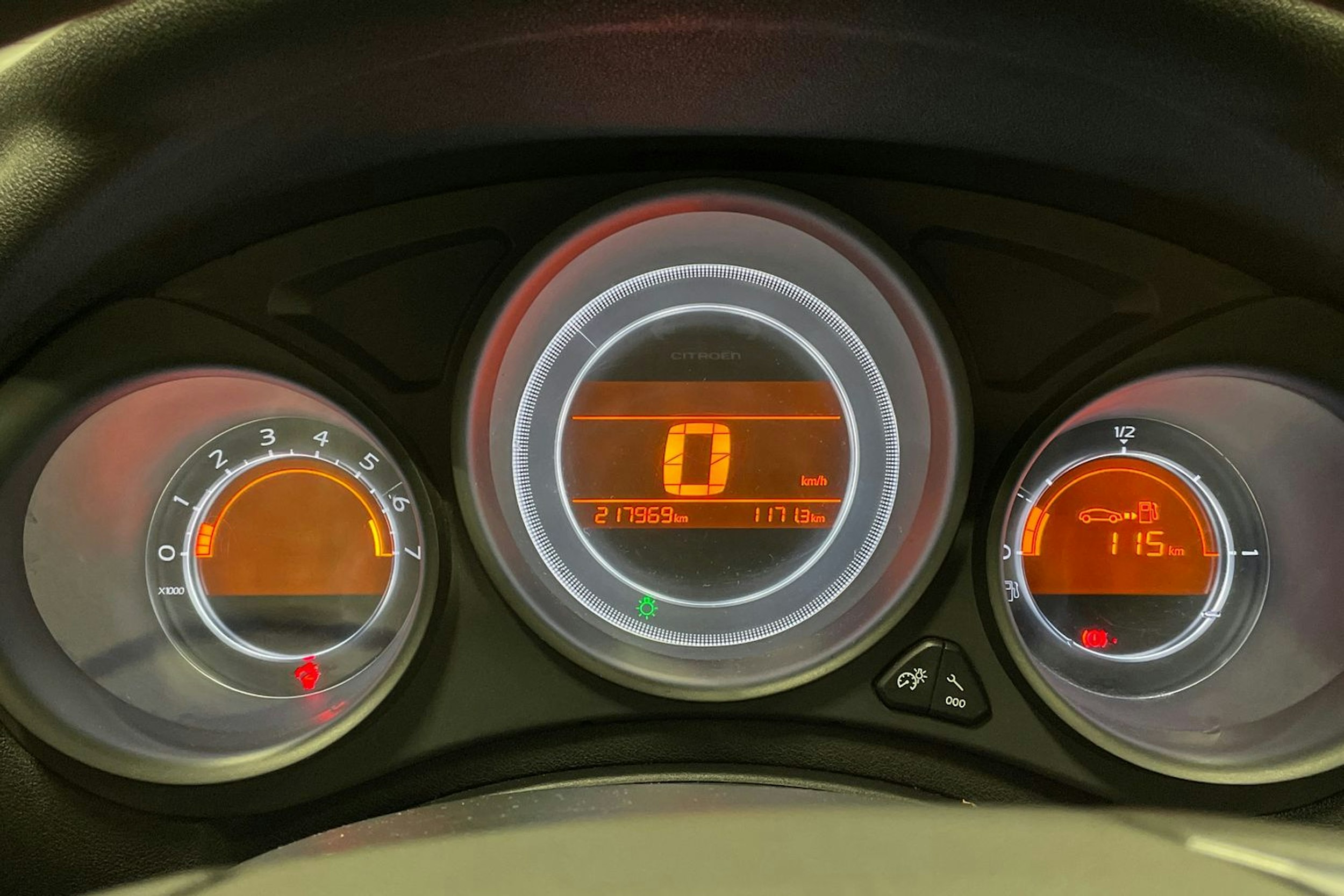 Punainen Citroën C4 2011 kuva 15.