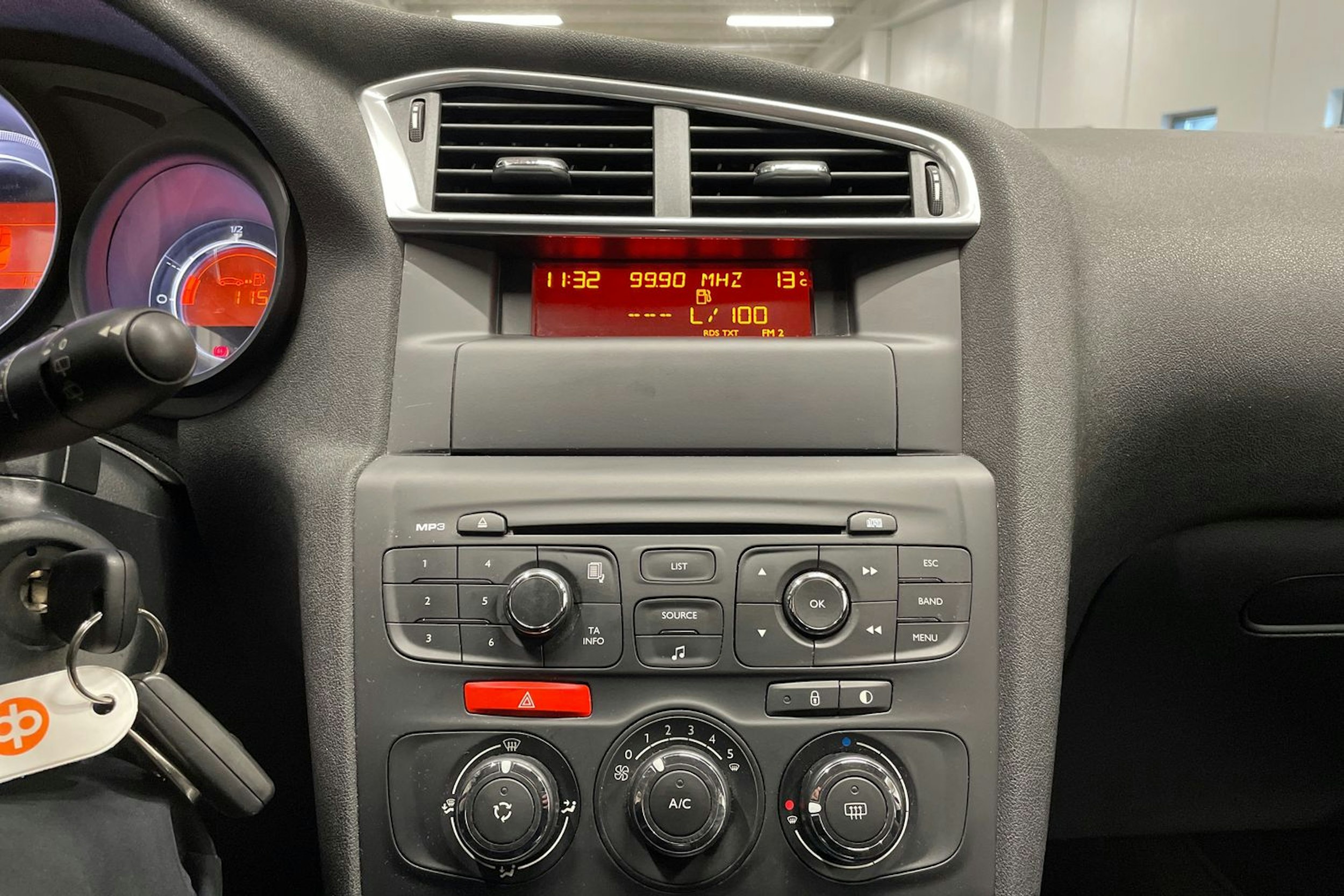 Punainen Citroën C4 2011 kuva 16.