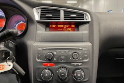 Punainen Citroën C4 2011 kuva 16.