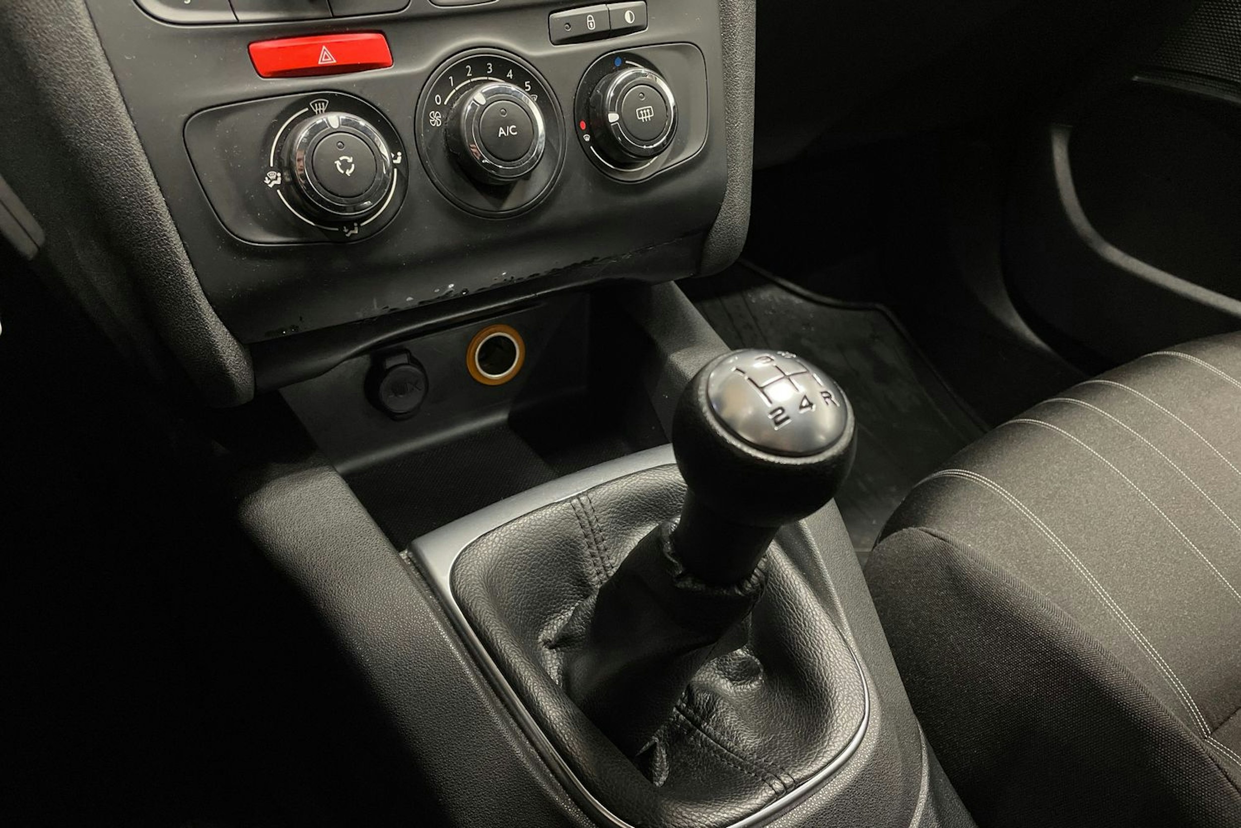 Punainen Citroën C4 2011 kuva 17.