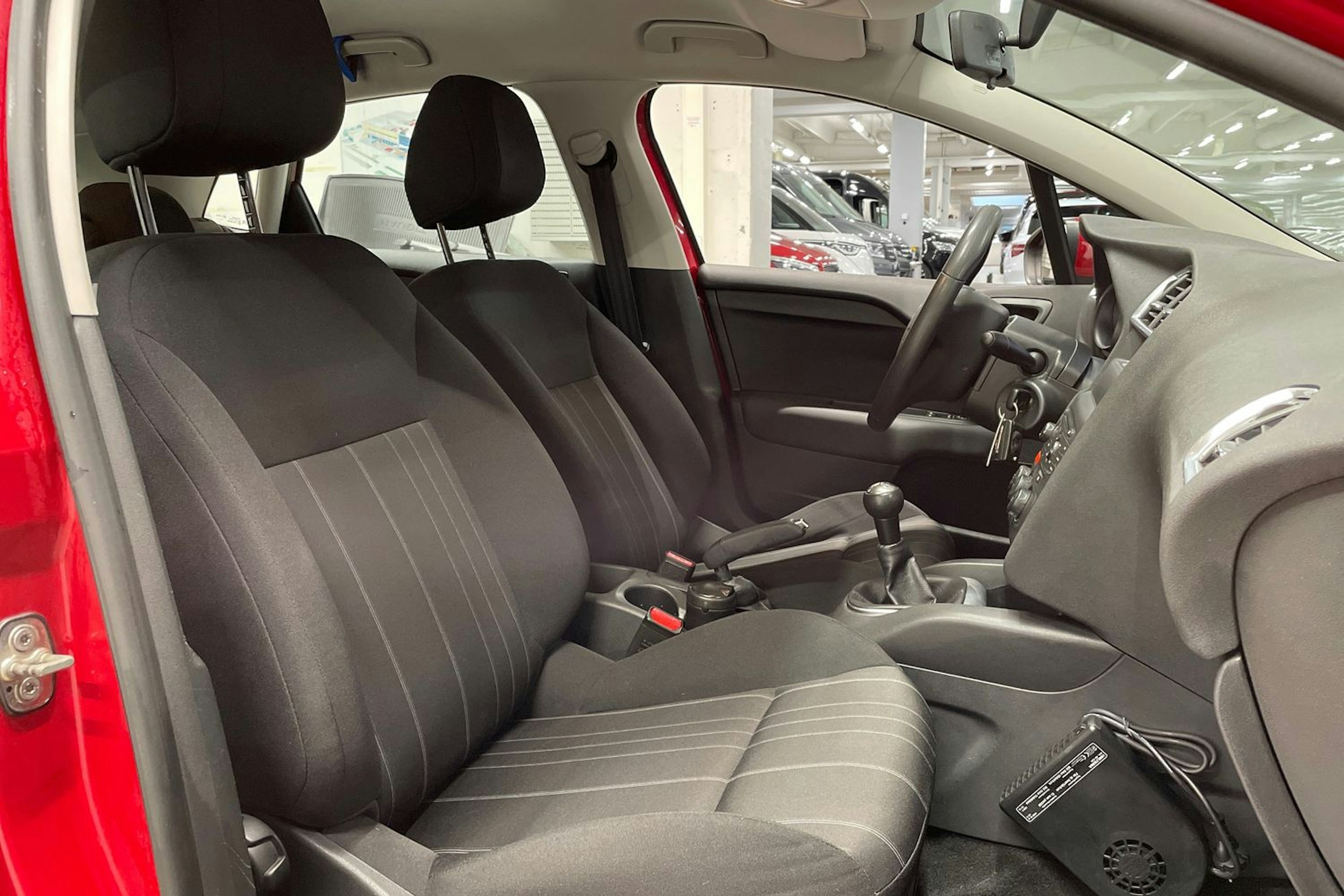 Punainen Citroën C4 2011 kuva 22.