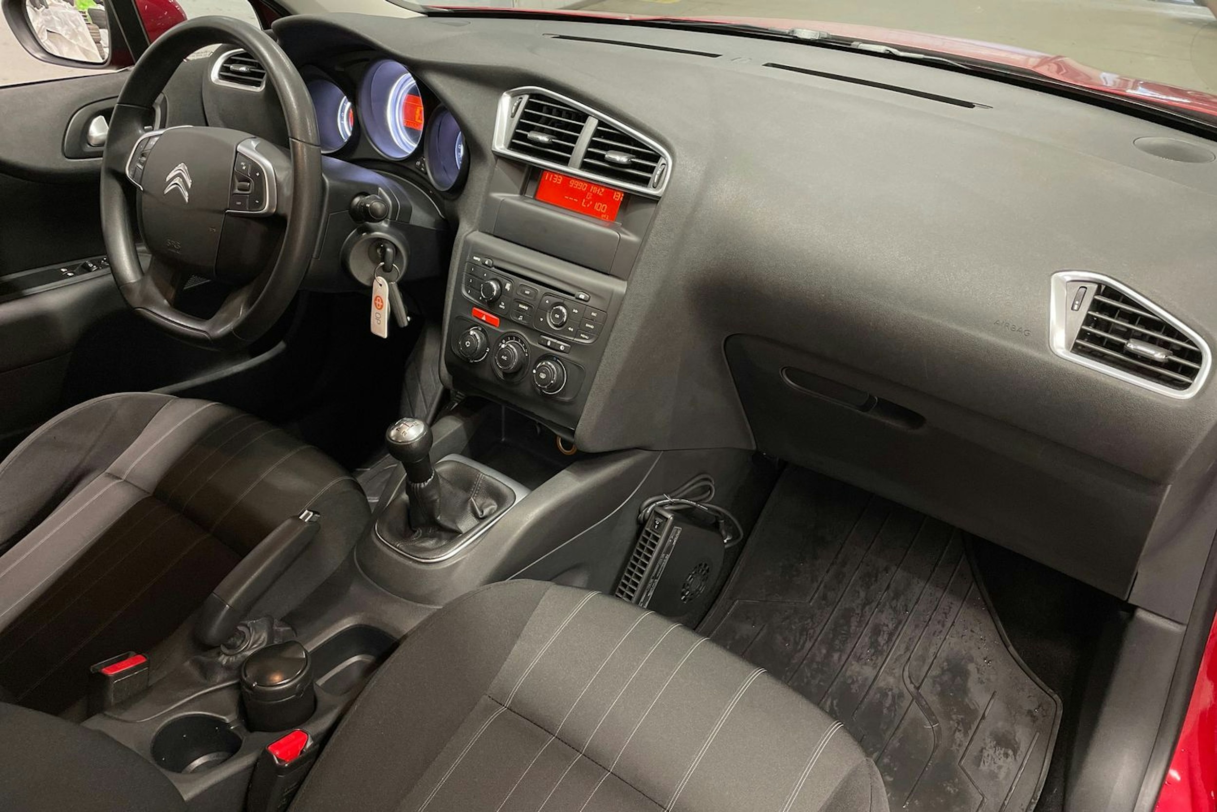 Punainen Citroën C4 2011 kuva 23.