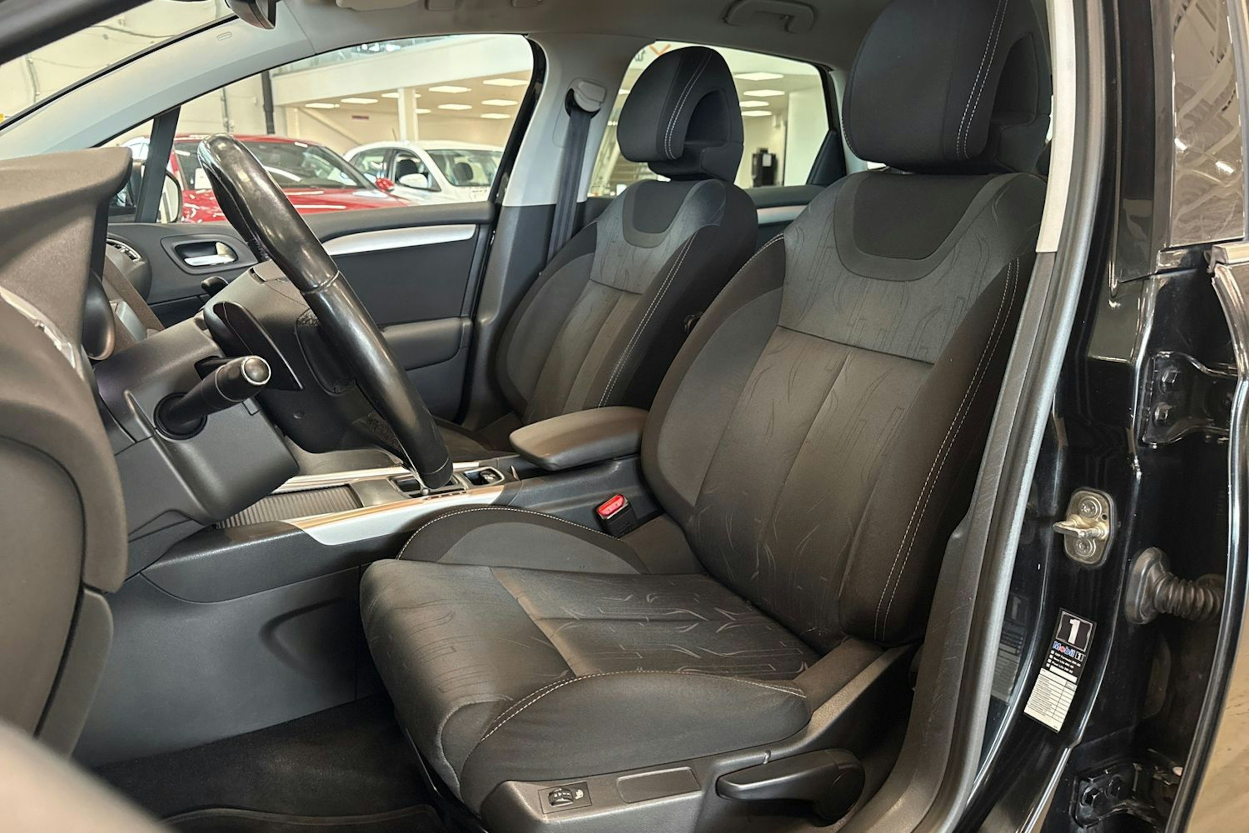 musta Citroën C4 2011 kuva 18.