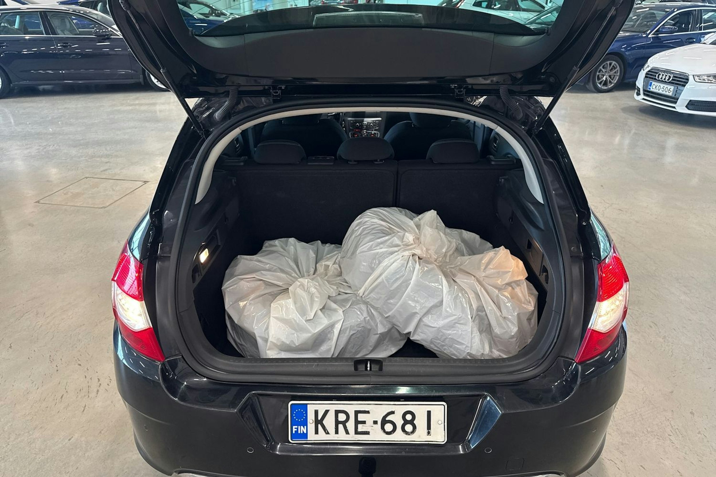 musta Citroën C4 2011 kuva 19.