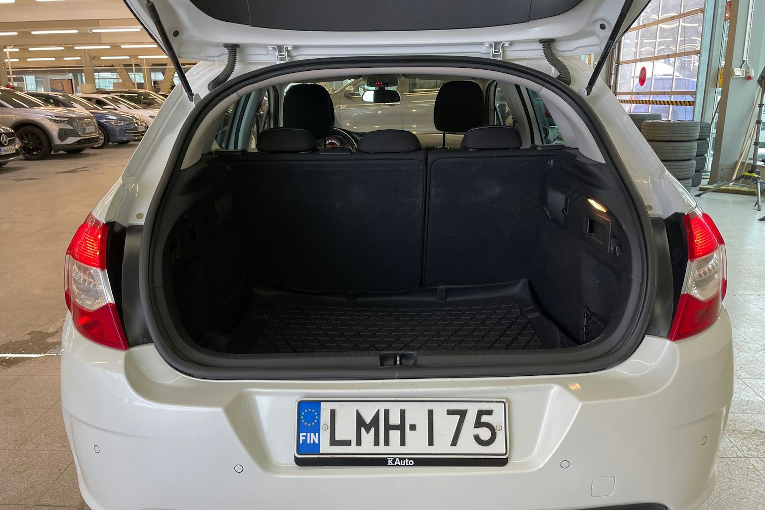 valkoinen Citroën C4 2013 kuva 21.