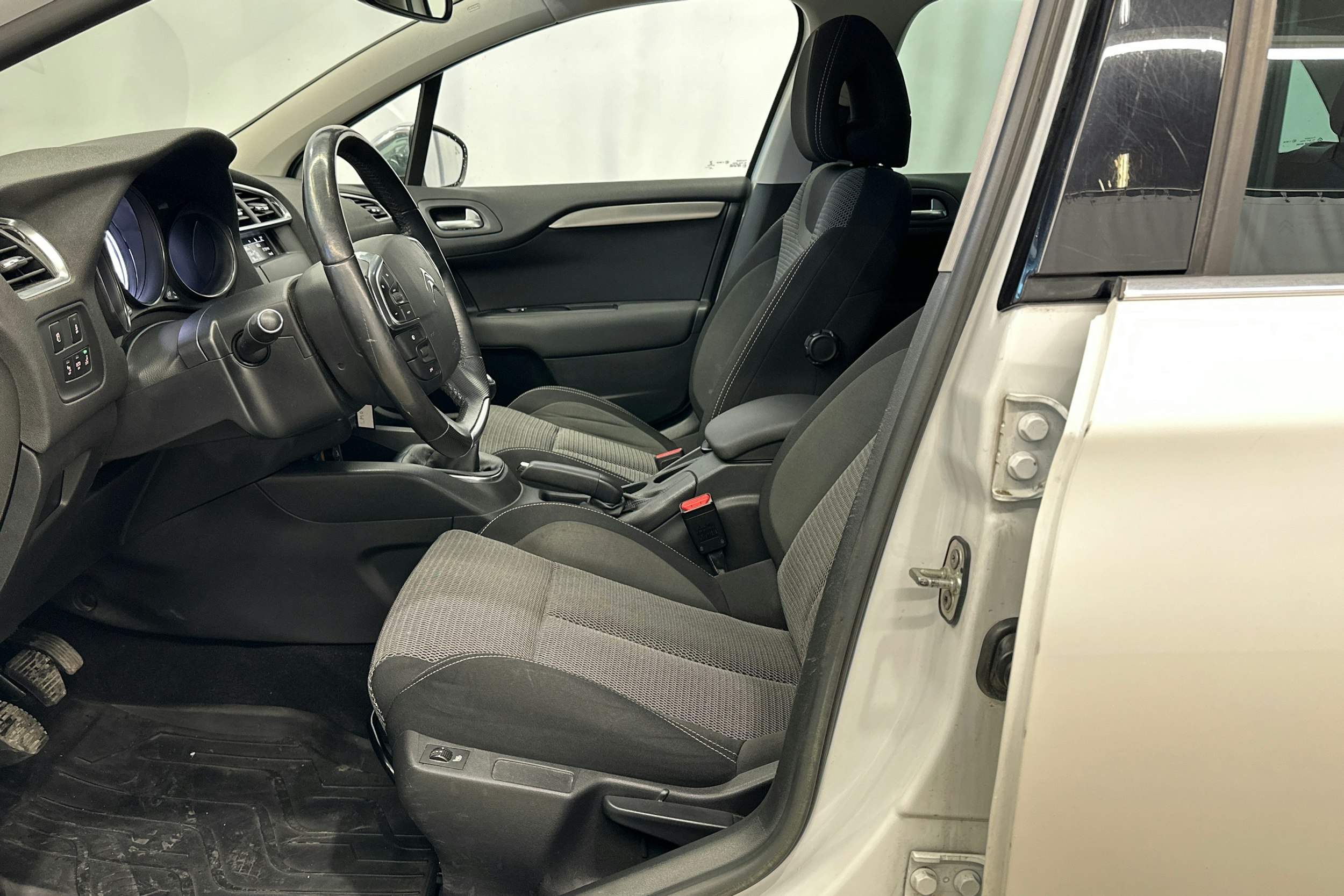 valkoinen metallivär Citroën C4 2014 kuva 17.