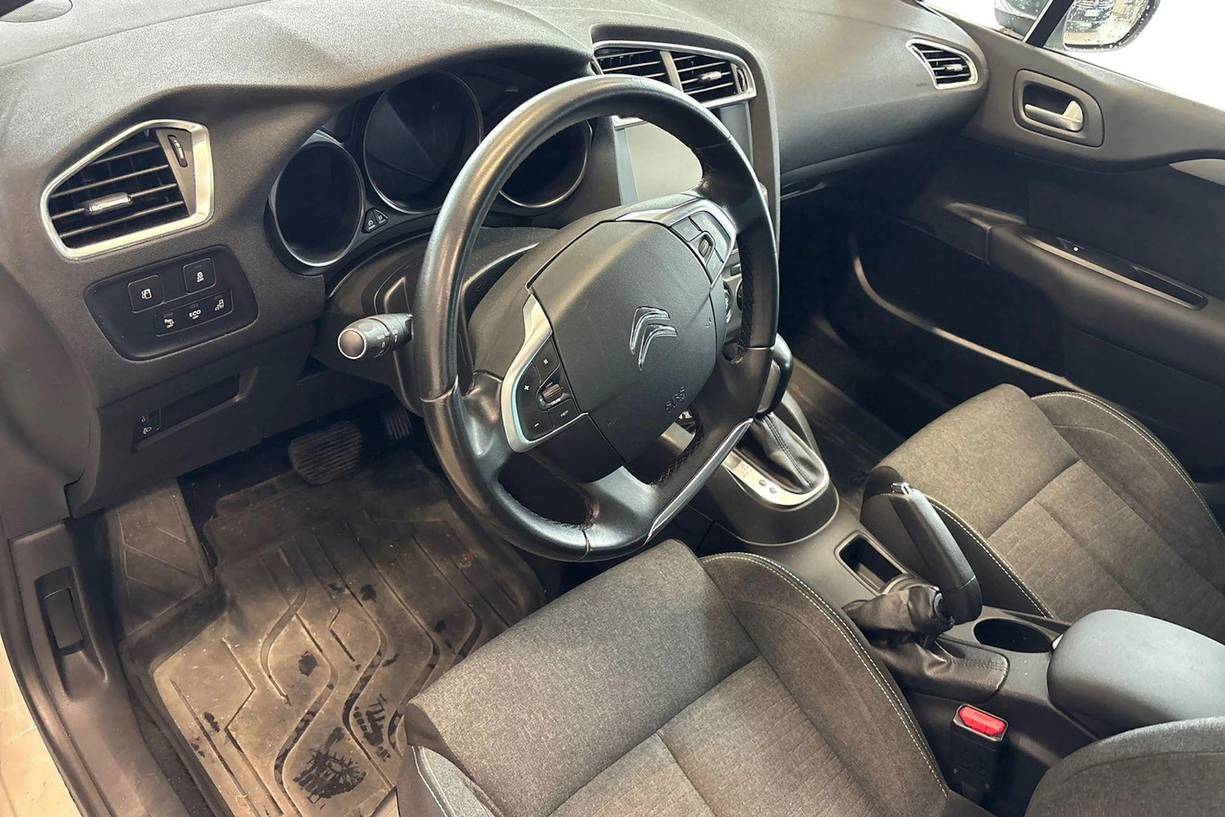 Valkoinen Citroën C4 2015 kuva 3.