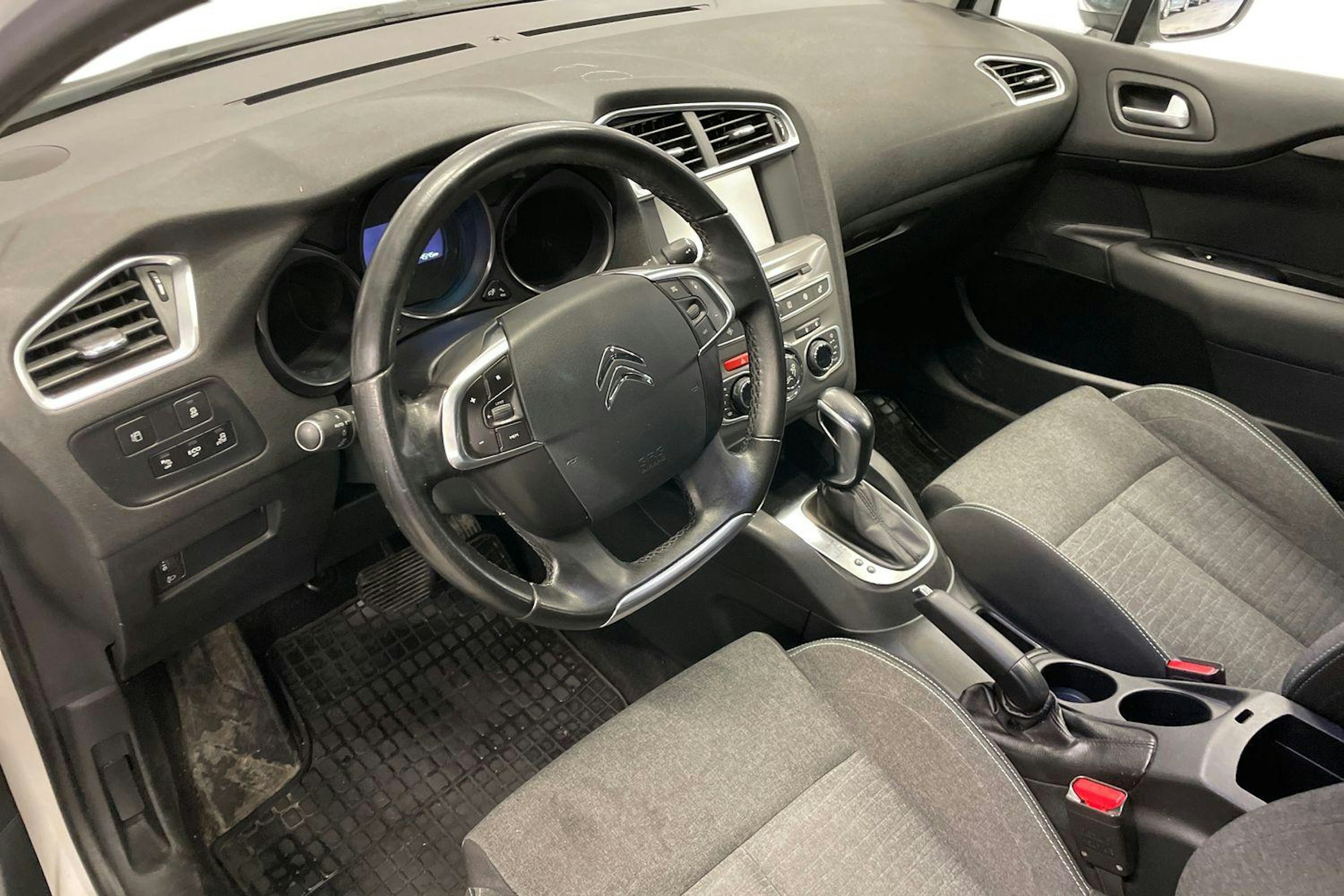 Valkoinen Citroën C4 2015 kuva 7.