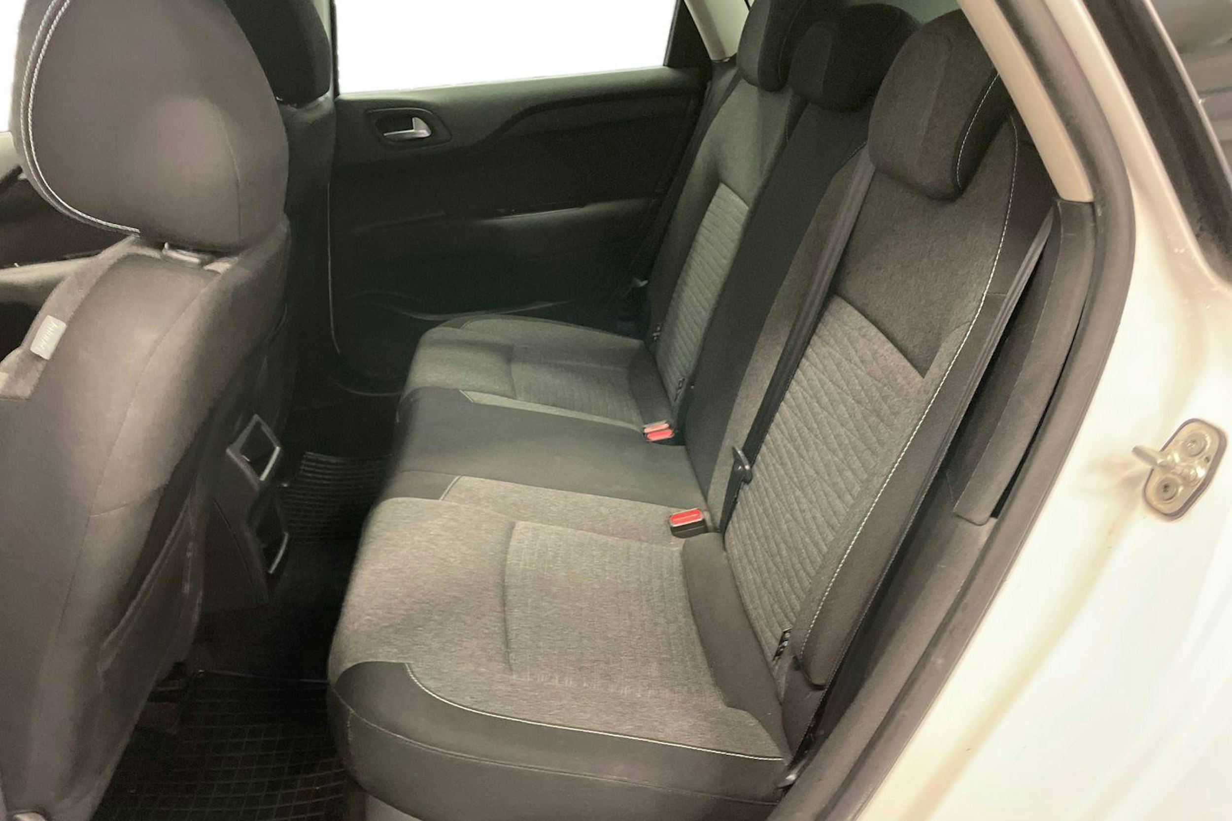 Valkoinen Citroën C4 2015 kuva 10.