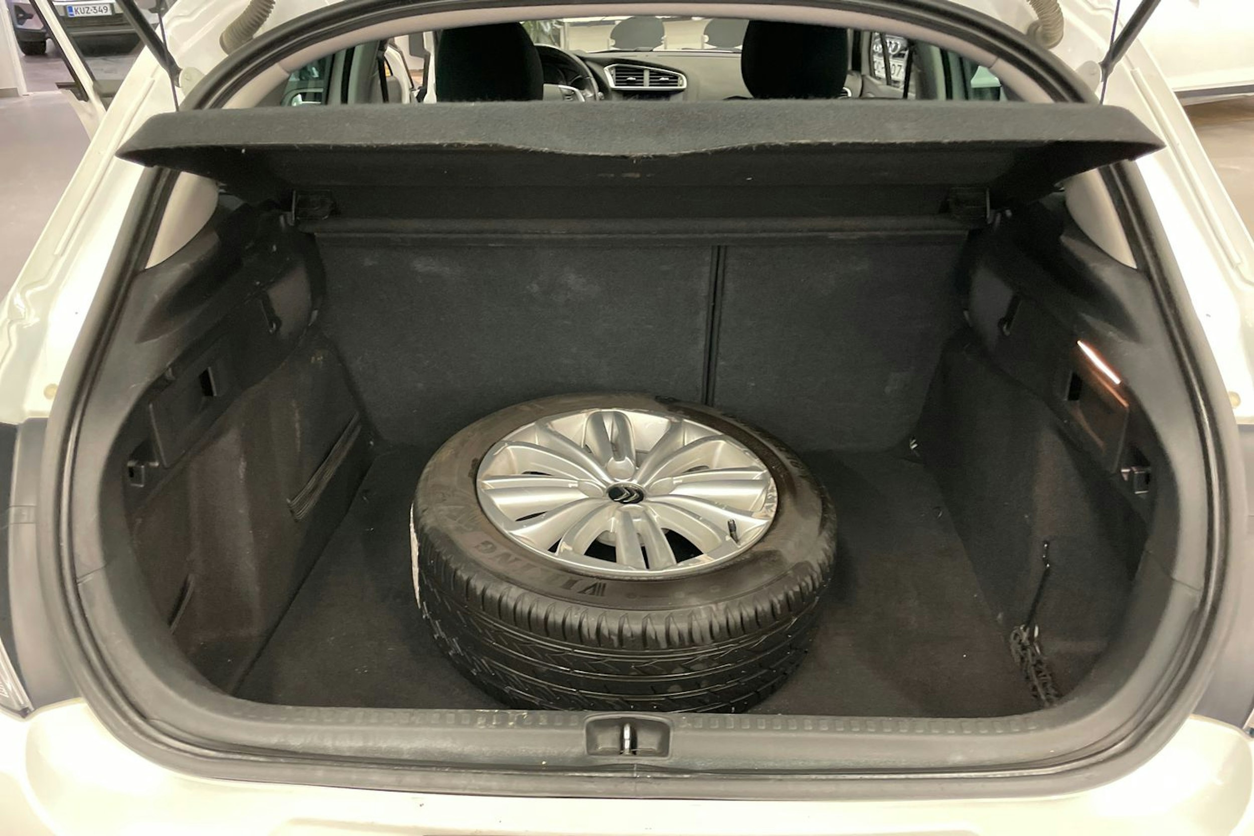 Valkoinen Citroën C4 2015 kuva 15.