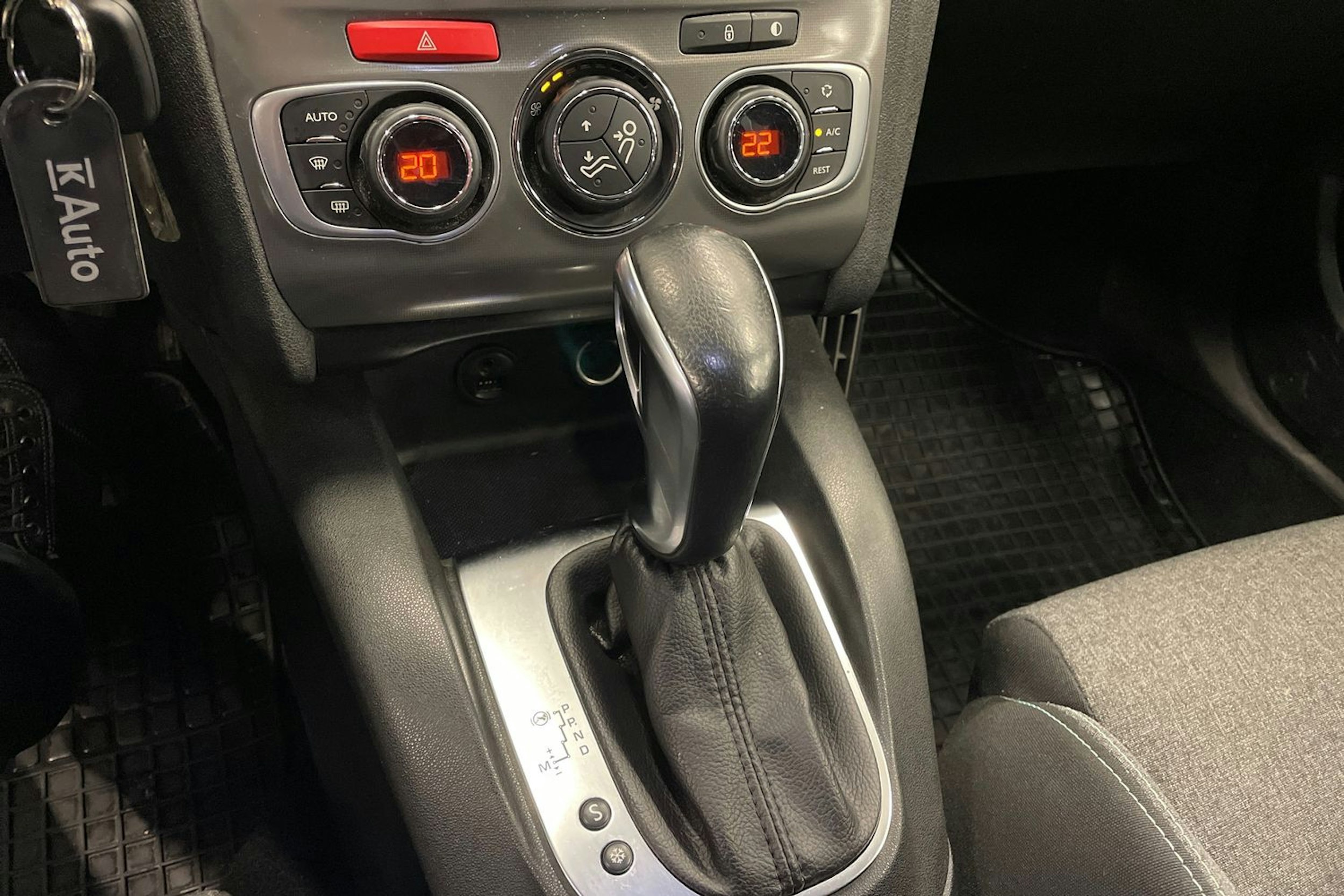 Valkoinen Citroën C4 2015 kuva 17.