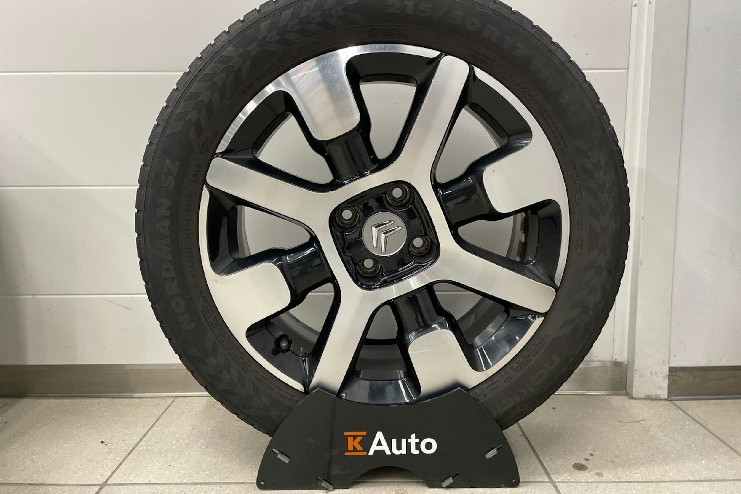 Harmaa Citroën C4 Cactus 2014 kuva 21.