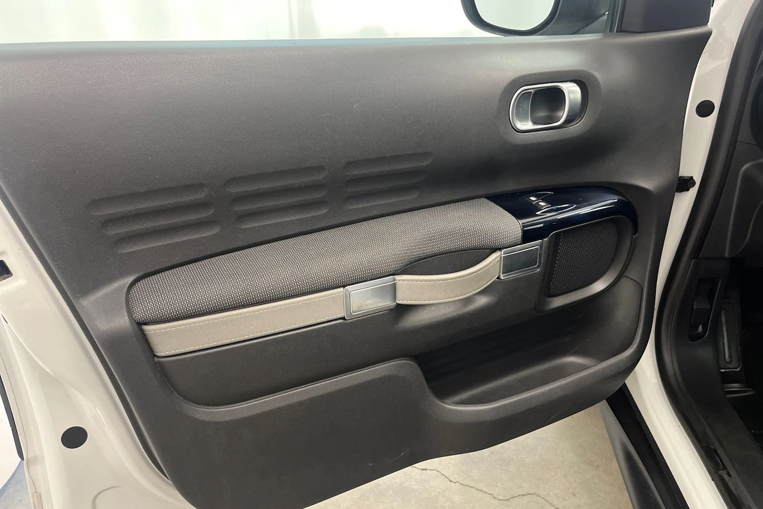 valkoinen Citroën C4 Cactus 2015 kuva 11.