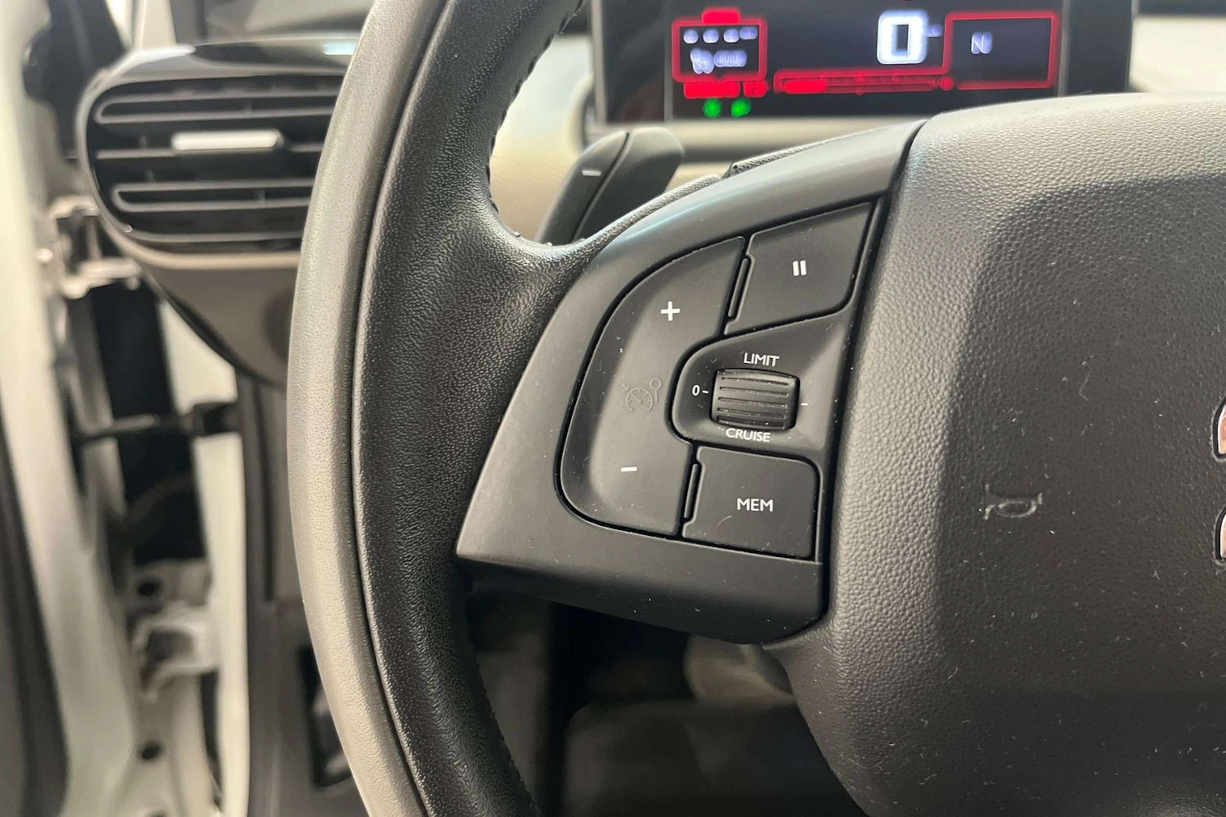 valkoinen Citroën C4 Cactus 2015 kuva 13.