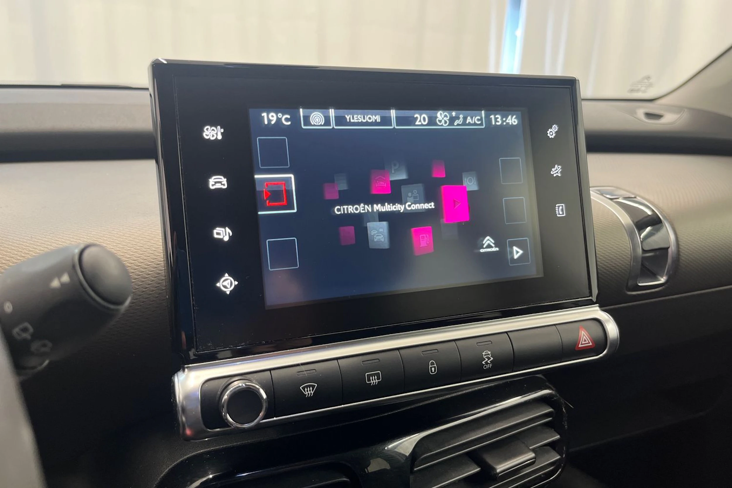 valkoinen Citroën C4 Cactus 2015 kuva 16.