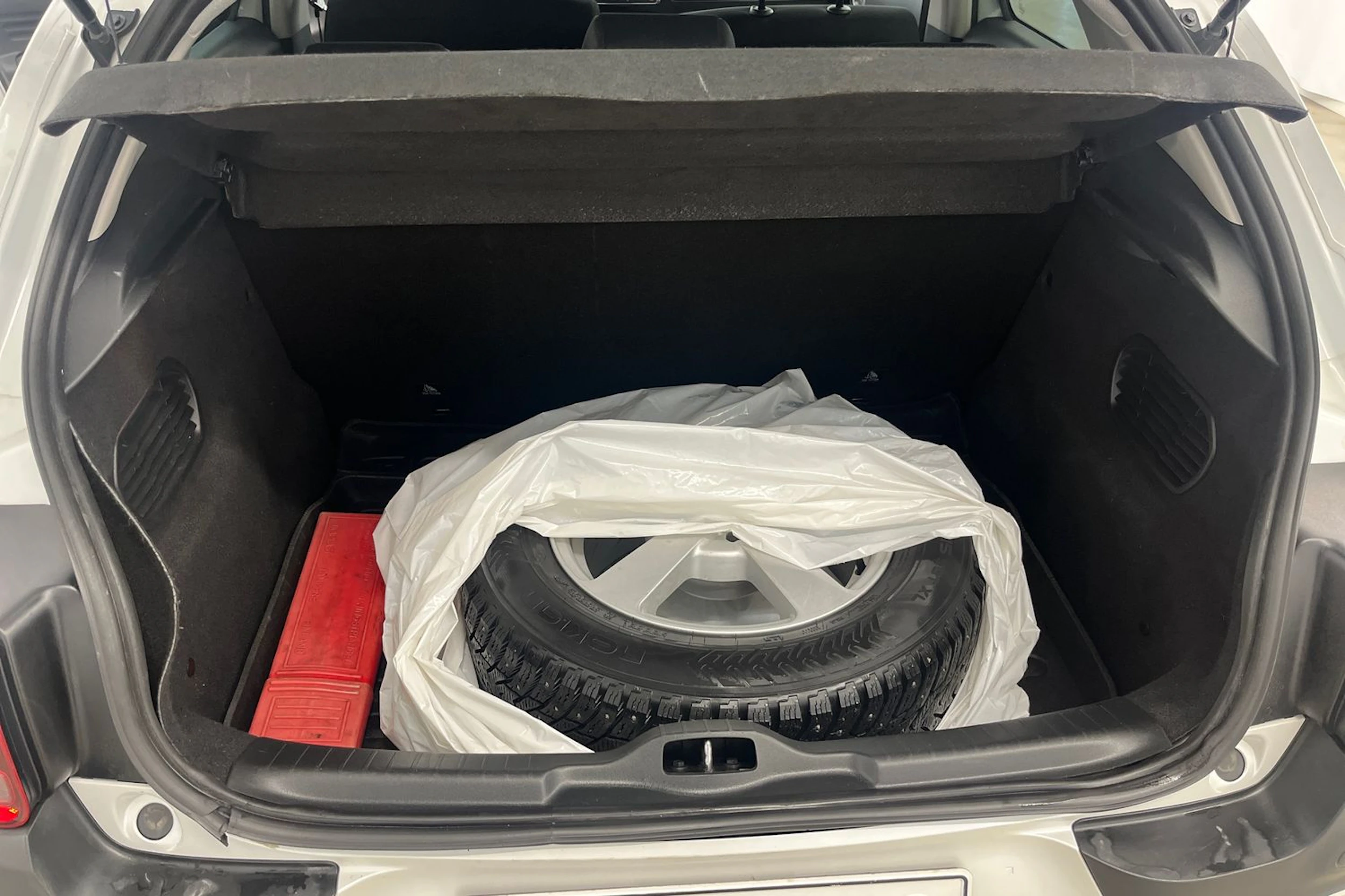 valkoinen Citroën C4 Cactus 2015 kuva 18.