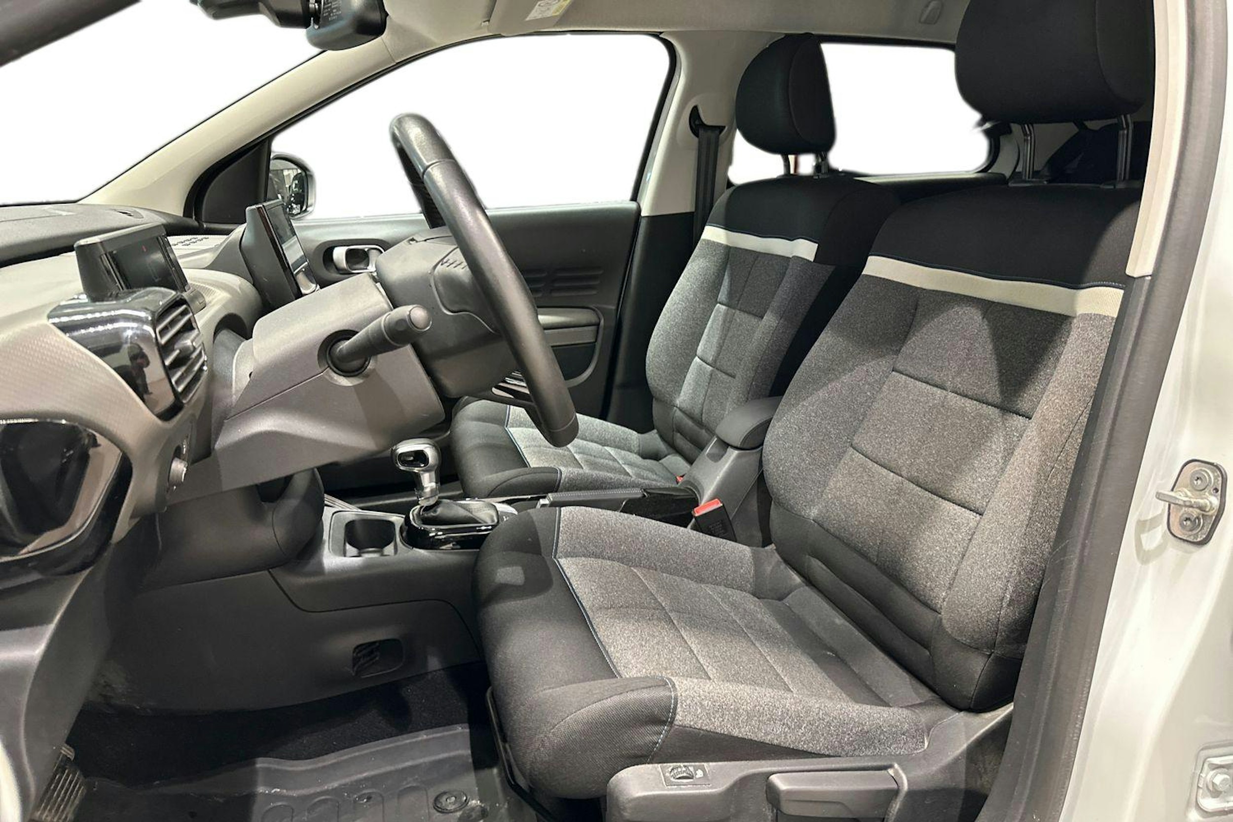 Valkoinen Citroën C4 Cactus 2018 kuva 11.