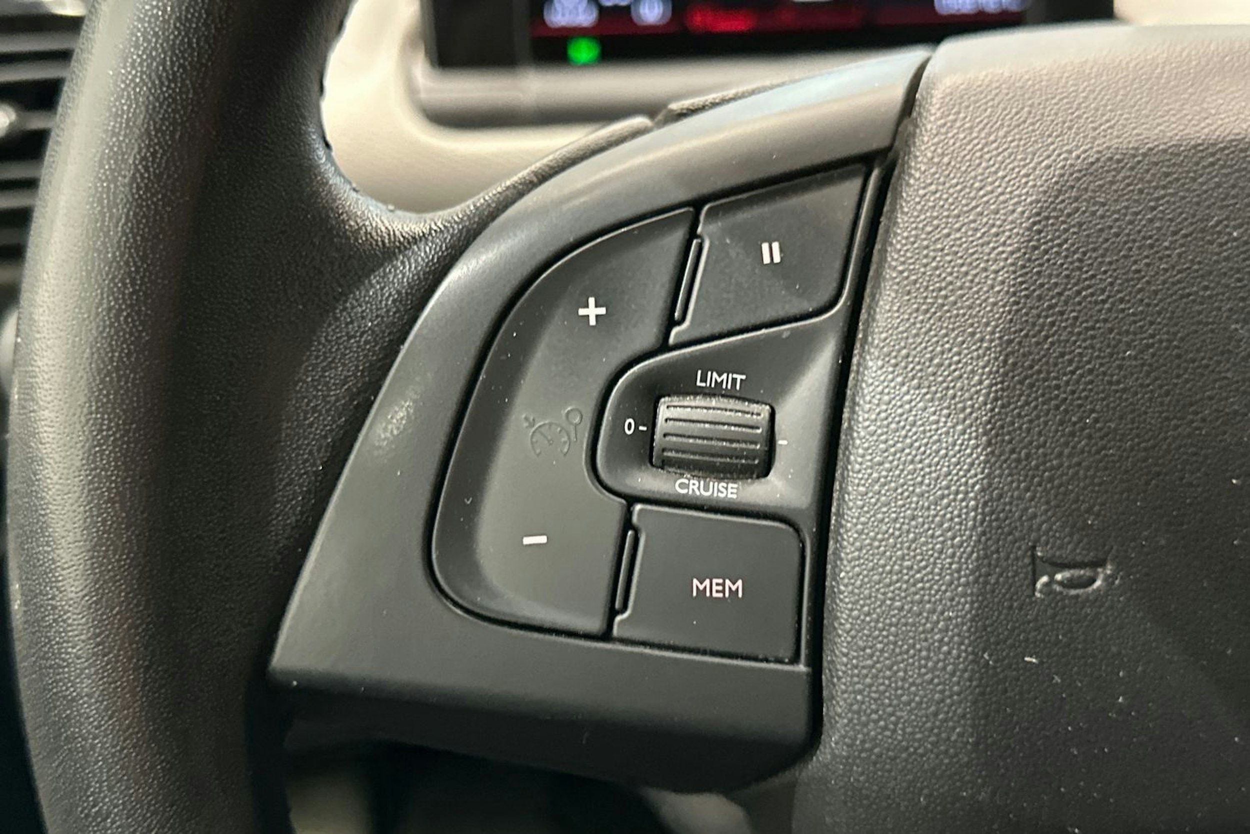 Valkoinen Citroën C4 Cactus 2018 kuva 16.