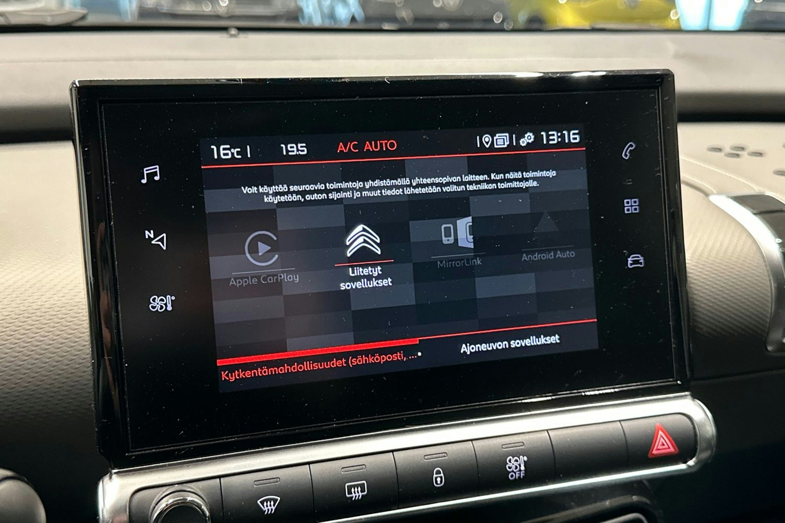 Valkoinen Citroën C4 Cactus 2018 kuva 22.