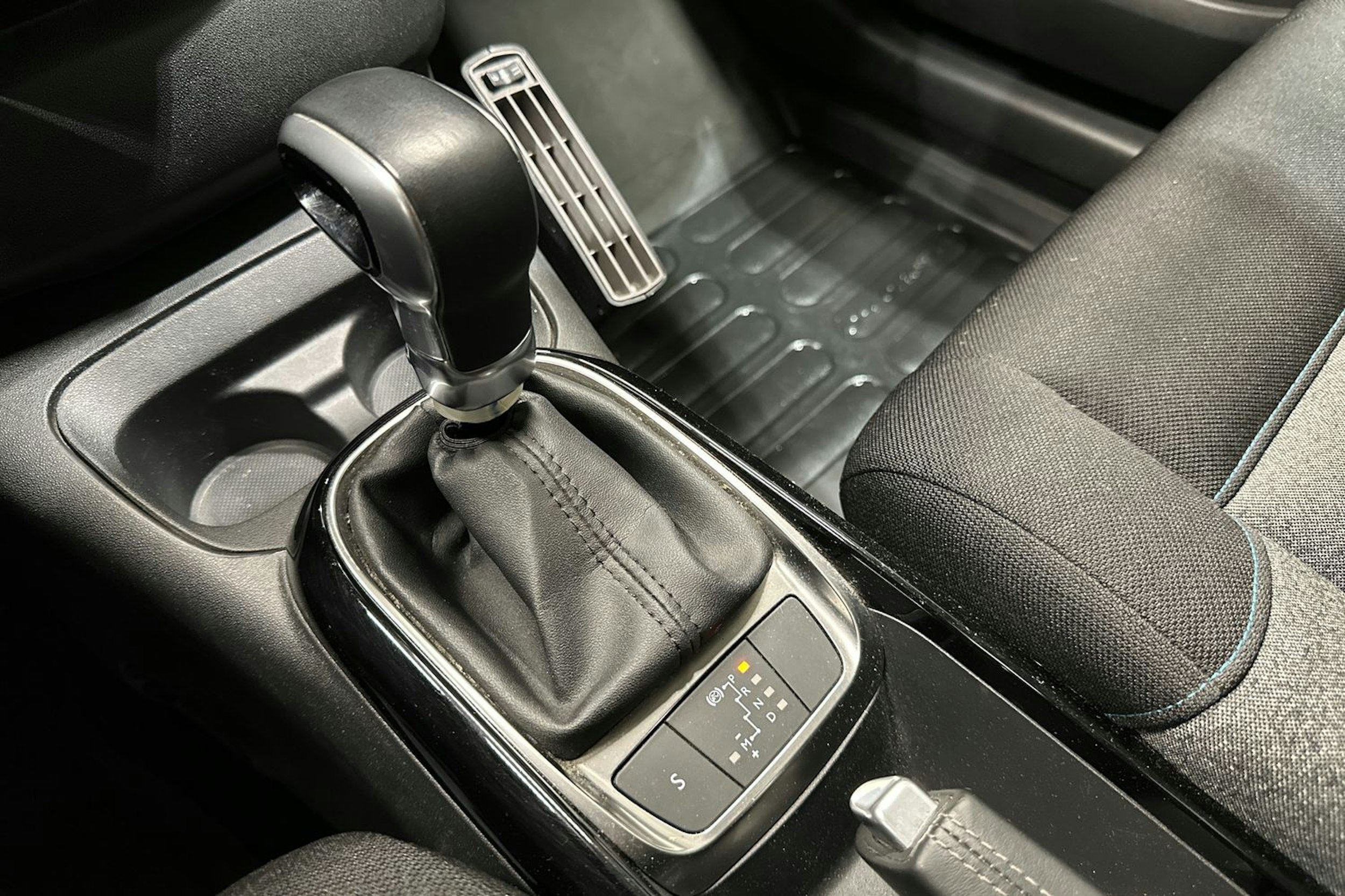 Valkoinen Citroën C4 Cactus 2018 kuva 24.