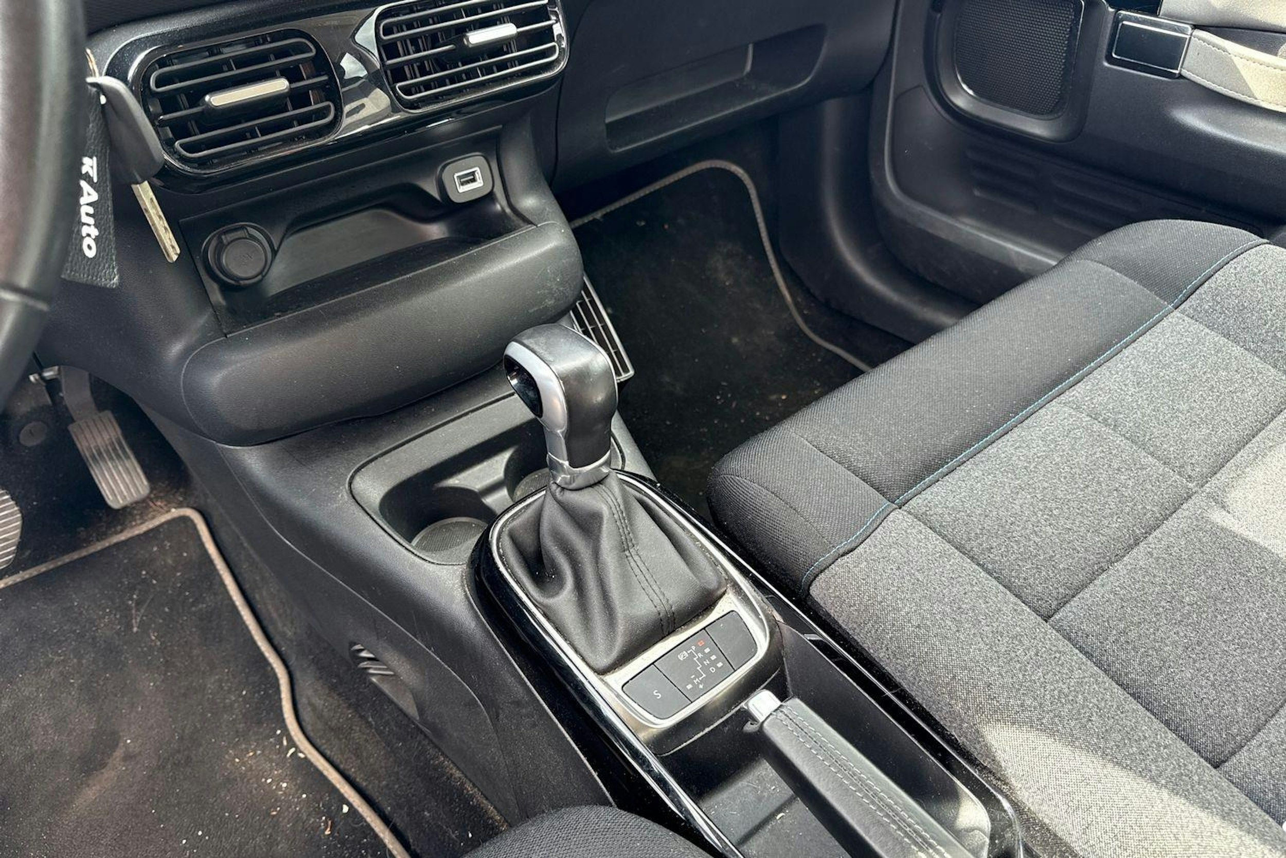 Harmaa Citroën C4 Cactus 2019 kuva 14.