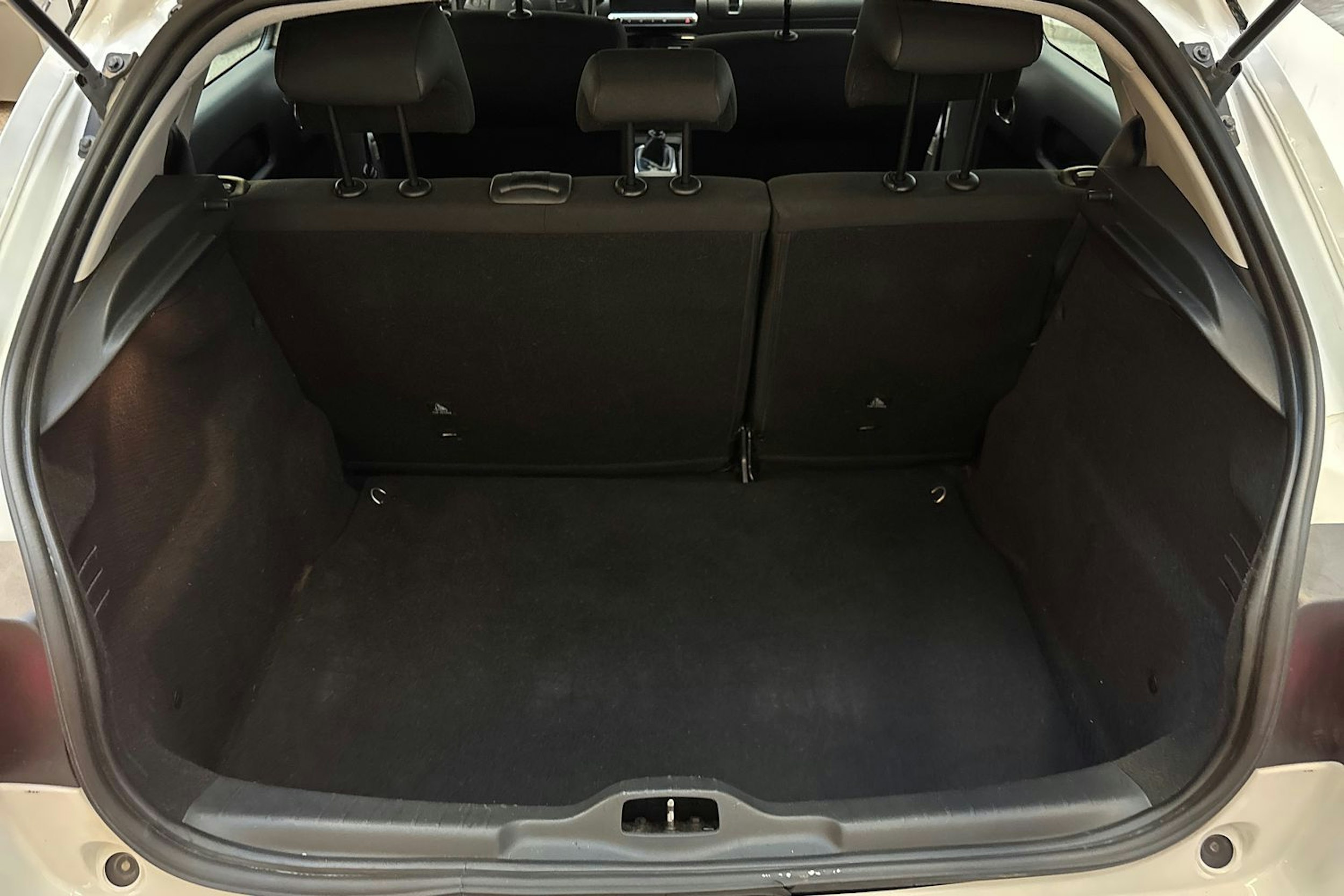 valkoinen Citroën C4 Cactus 2019 kuva 15.