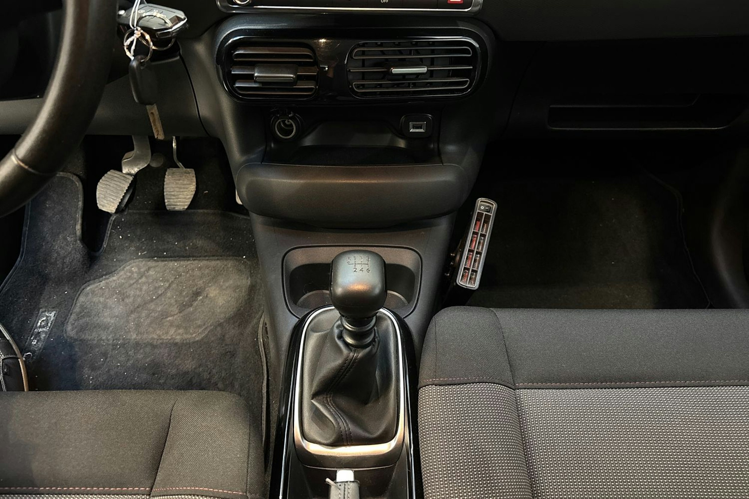 valkoinen Citroën C4 Cactus 2019 kuva 21.