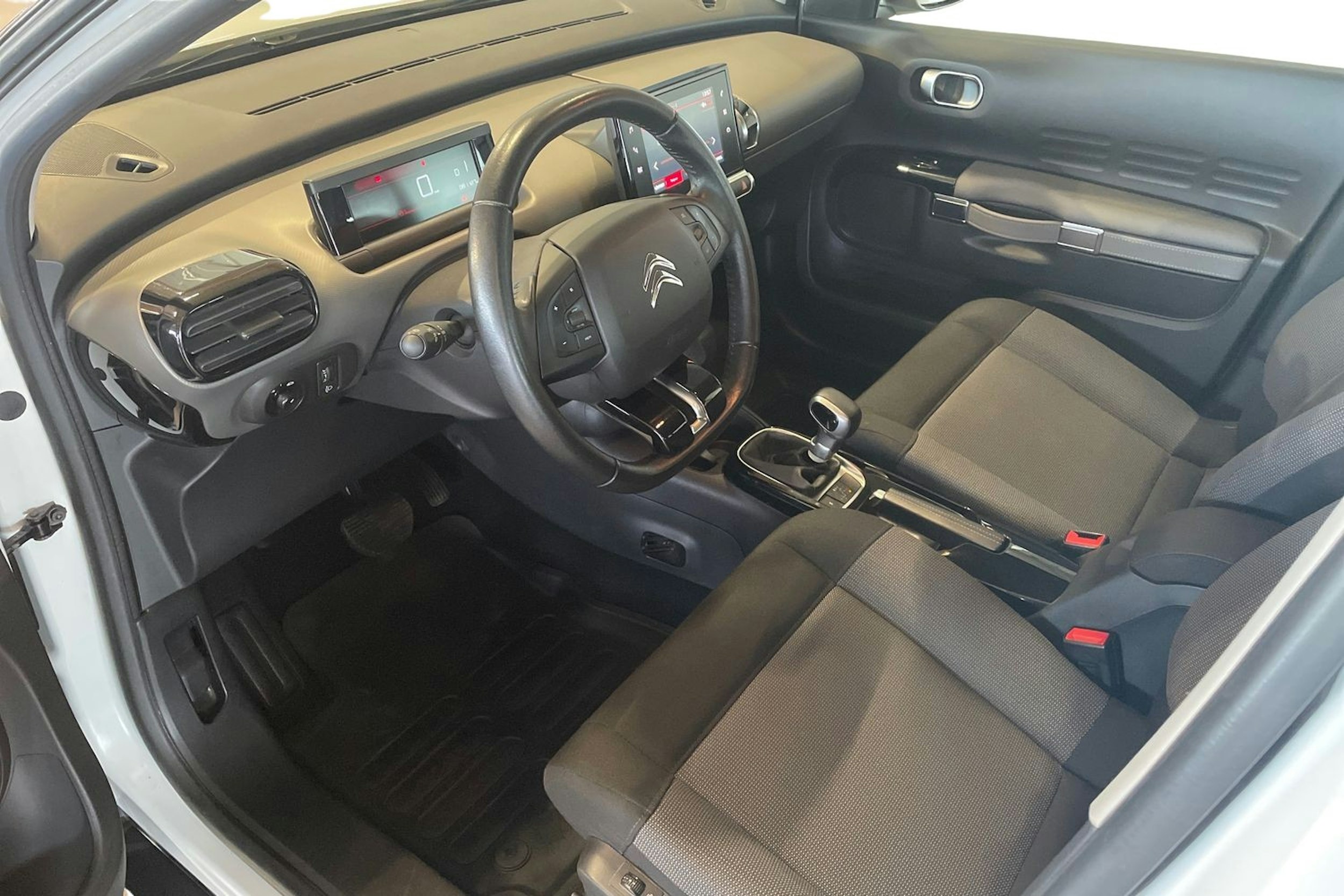 Valkoinen Citroën C4 Cactus 2019 kuva 7.