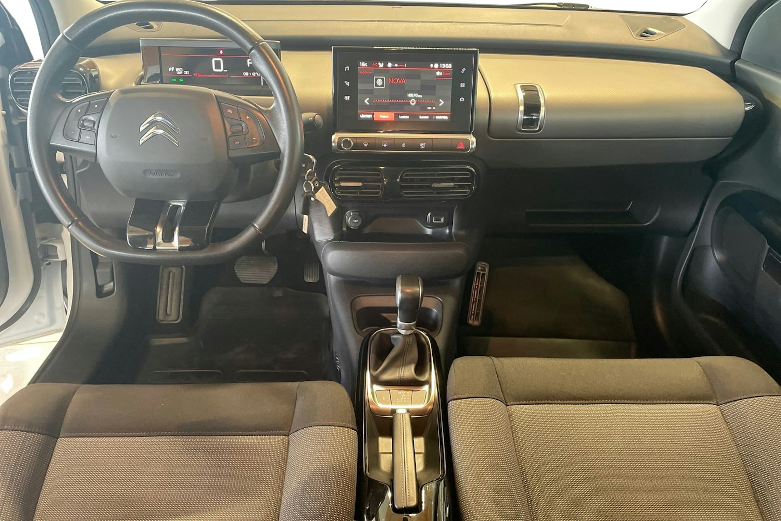 Valkoinen Citroën C4 Cactus 2019 kuva 9.